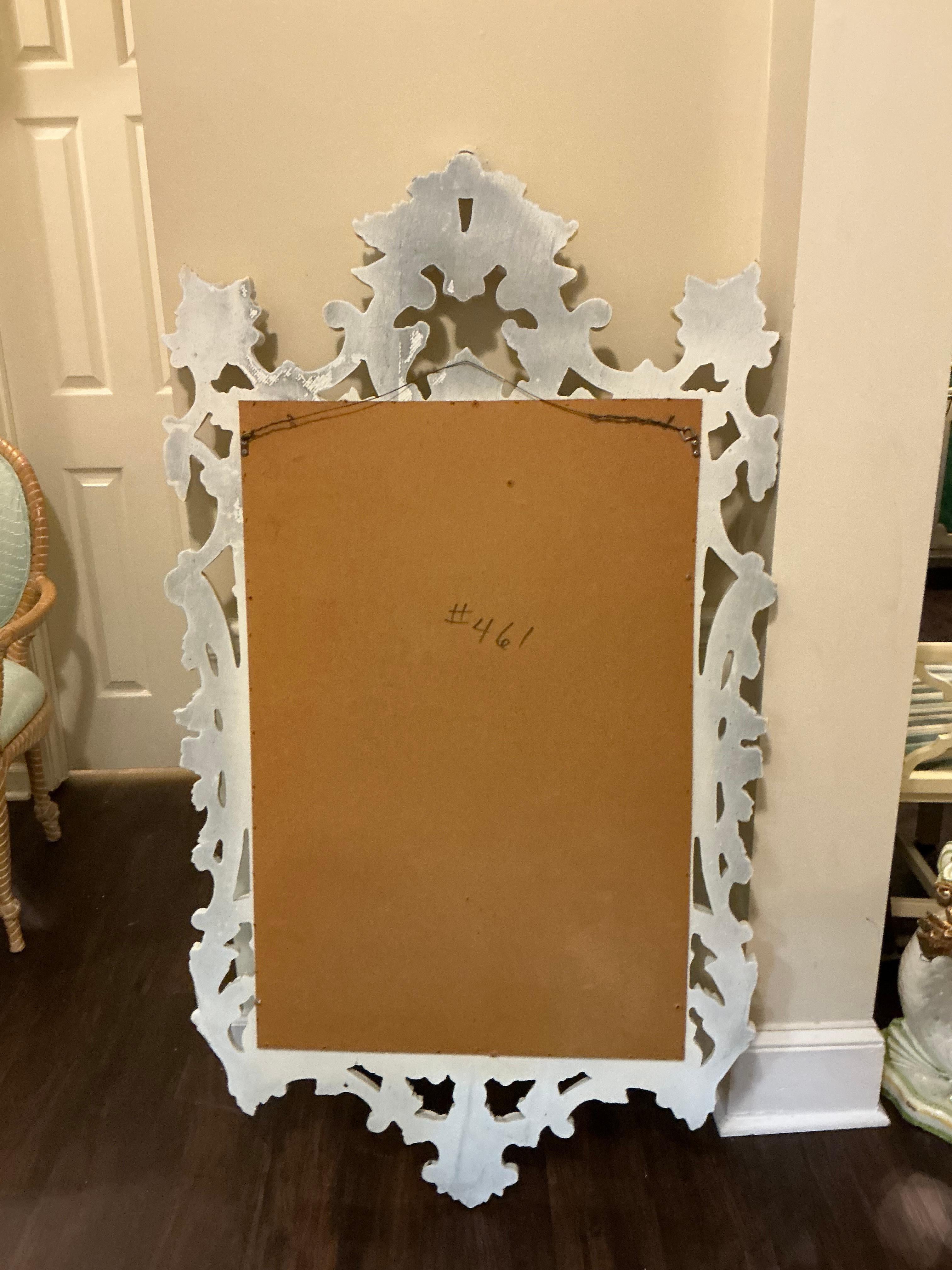 Specchio da parete italiano anni '70 in legno intagliato e composizione in stile Chippendale in vendita 1