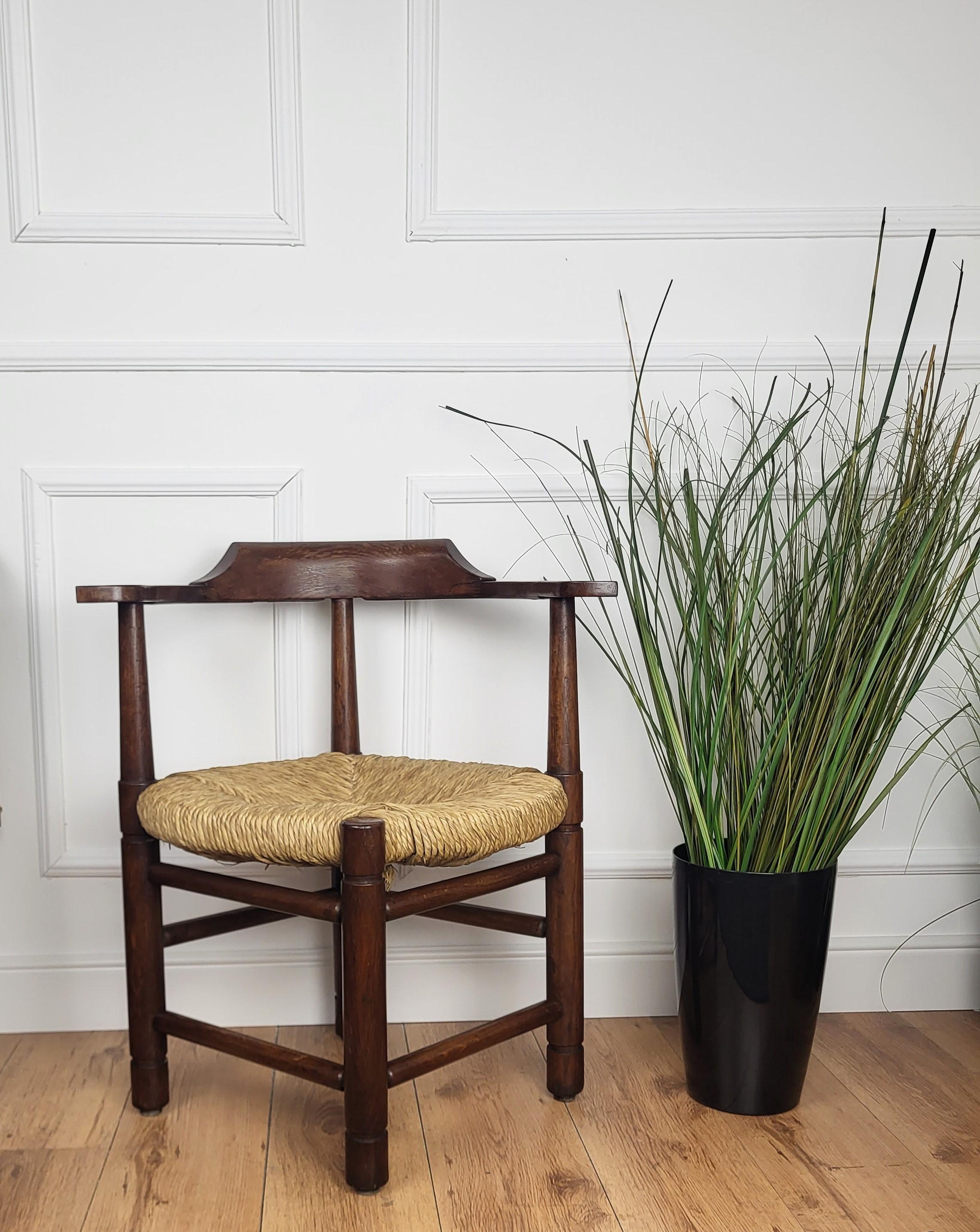 A very charming and beautifully carved and crafted wood tub corner chair with straw round seat. 