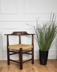 Sedia ad angolo per vasca con braccioli in legno e paglia intagliata degli anni Settanta