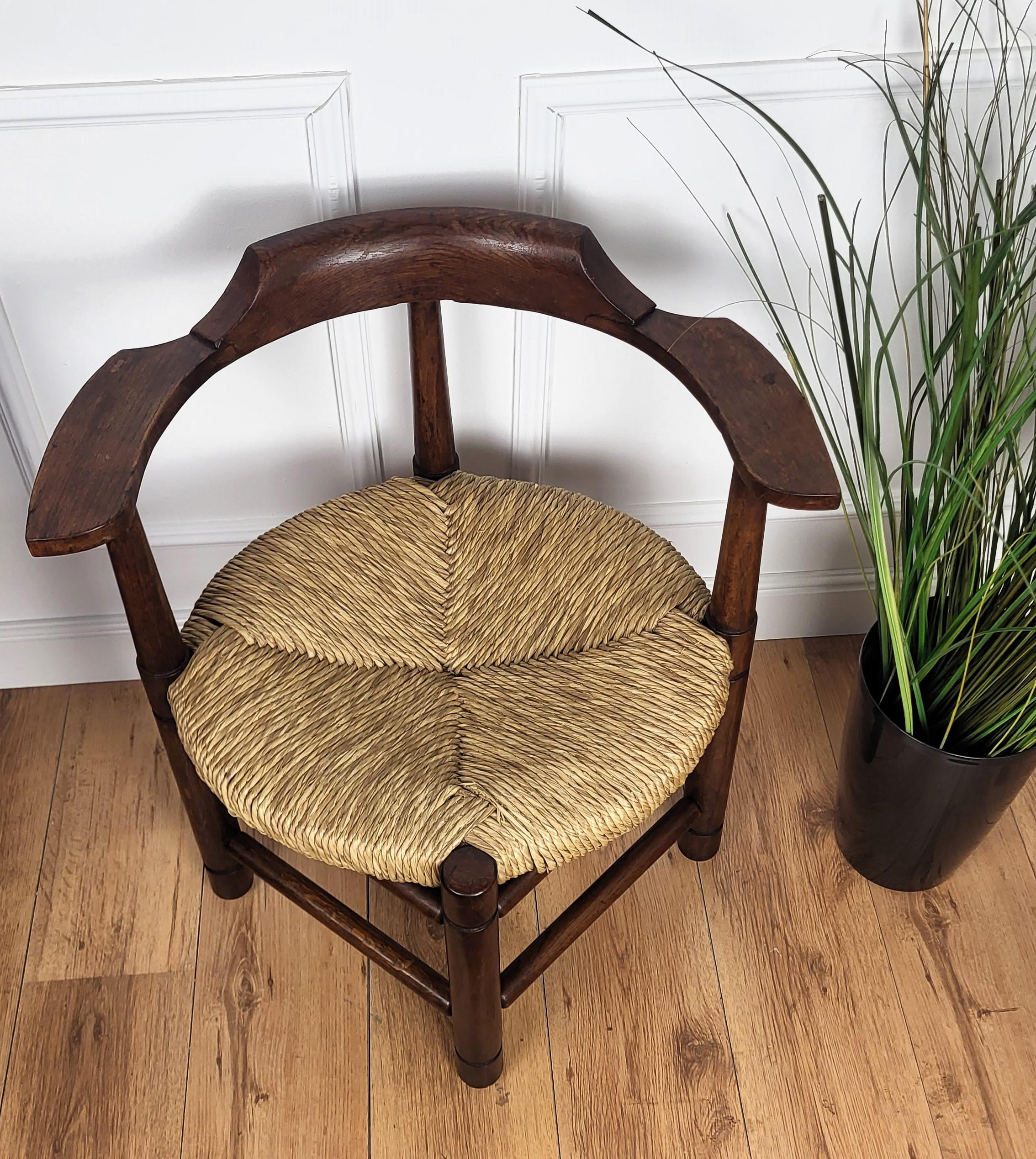 1970s Italian Carved Wooden and Straw Armrest Tub Corner Chair In Good Condition In Carimate, Como