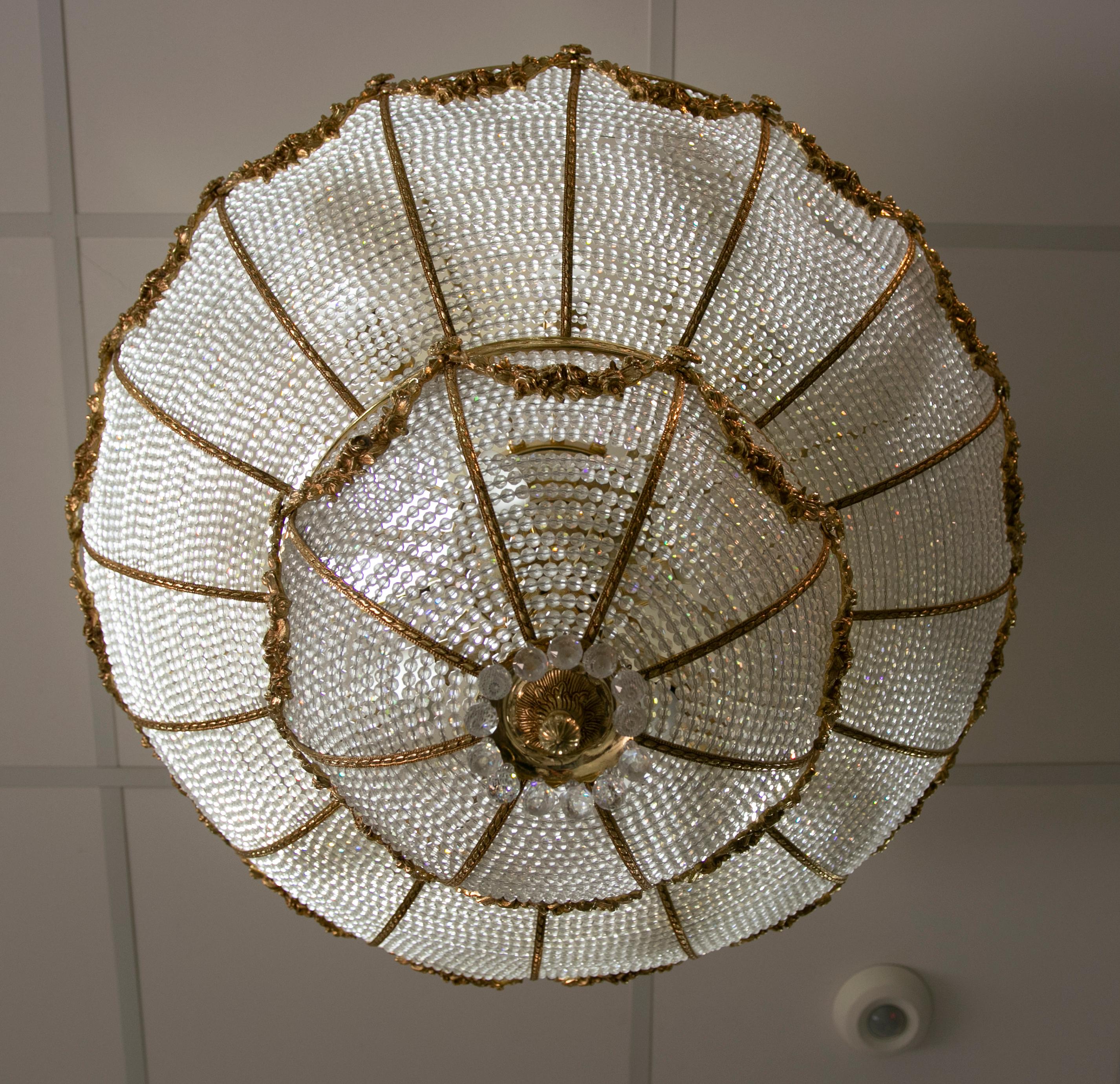Ottone Lampada da soffitto italiana degli anni '70 in vetro e bronzo dorato in vendita