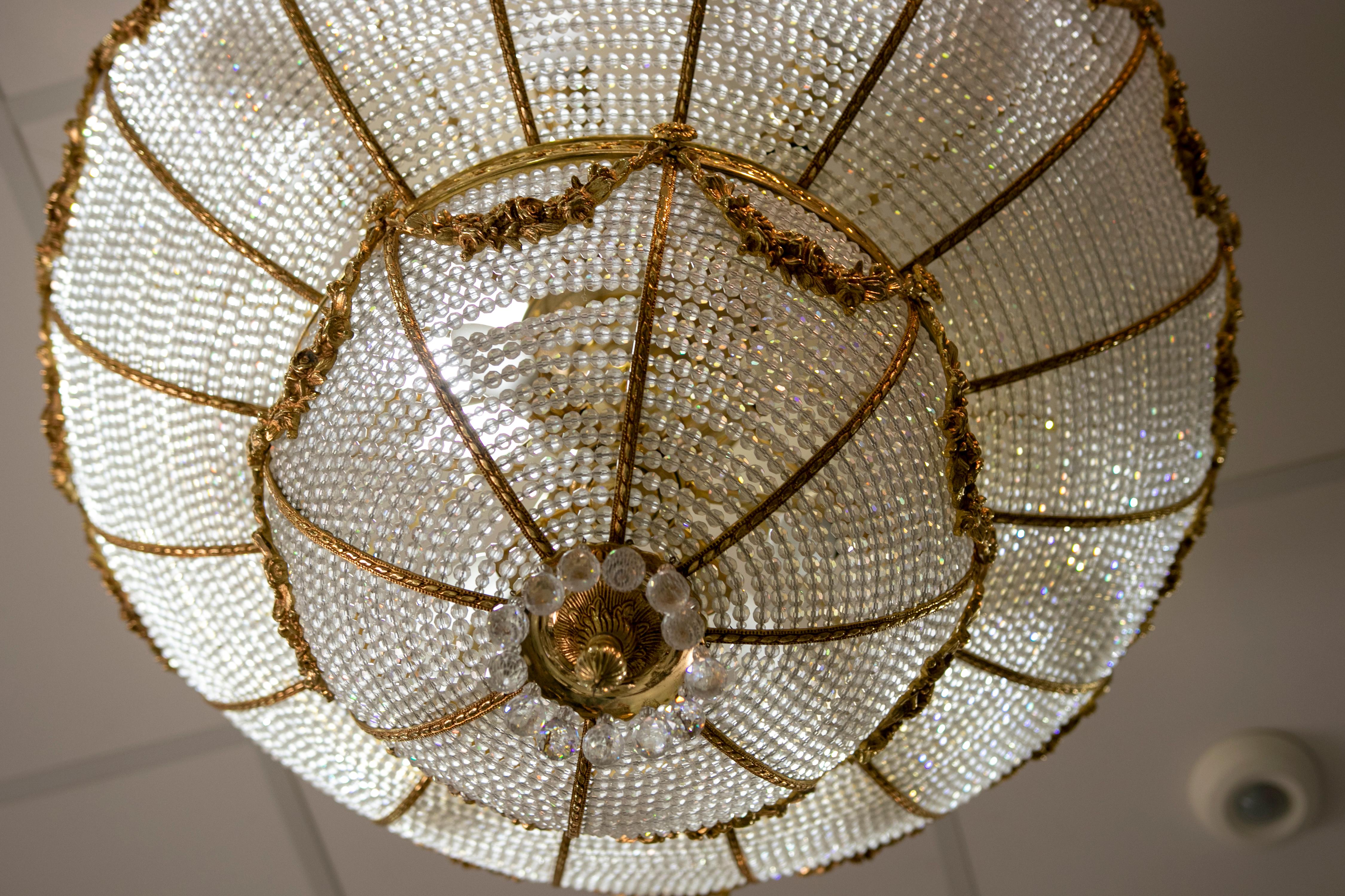 Lampada da soffitto italiana degli anni '70 in vetro e bronzo dorato in vendita 2