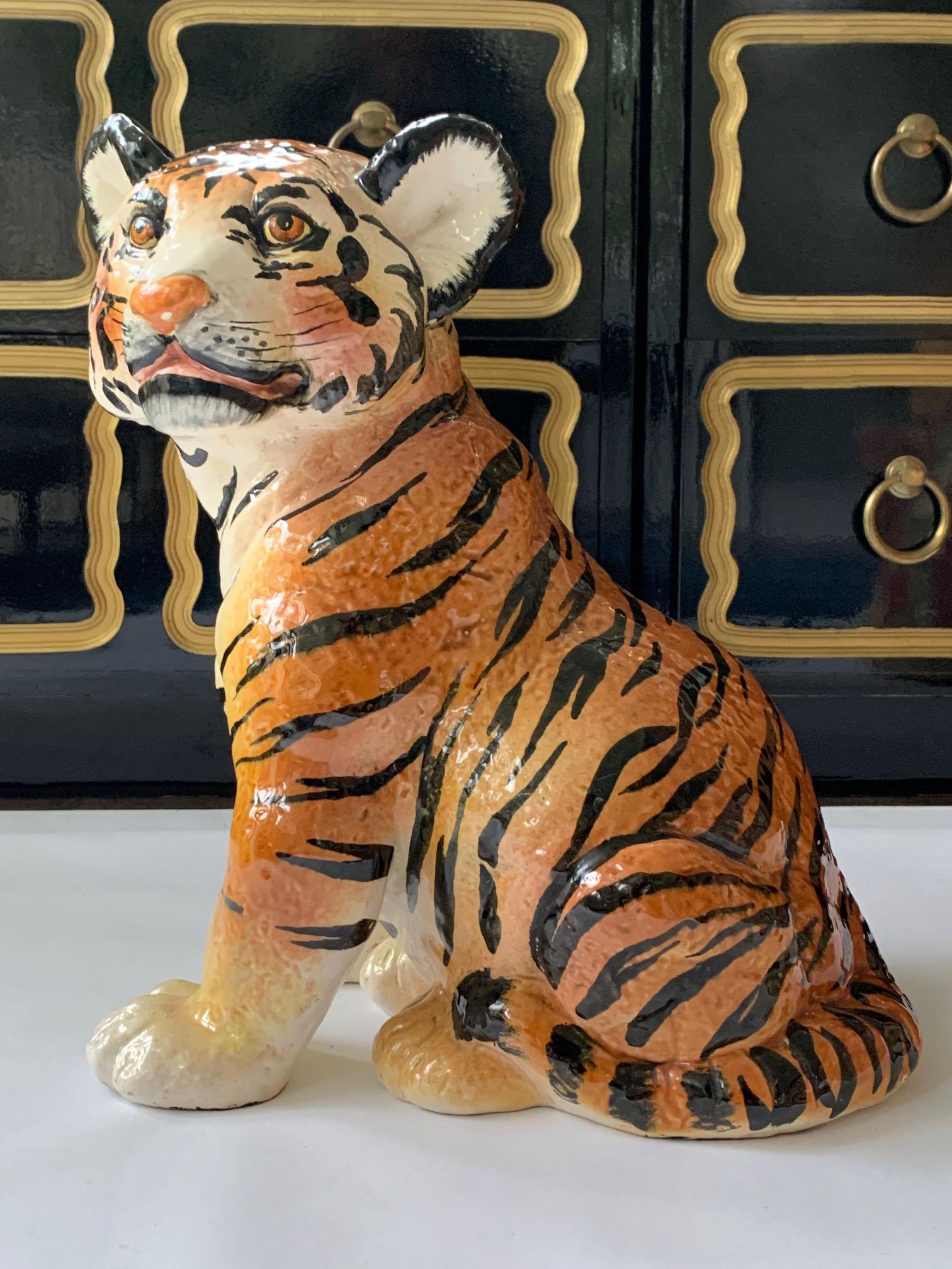 Statue de tigre en céramique de 15 pouces de haut. Fabriquées en Italie. Vers les années 70. Par Deane Taylor Imports. Très bon état avec seulement une fine fissure à la jambe arrière (structurellement saine). 

 