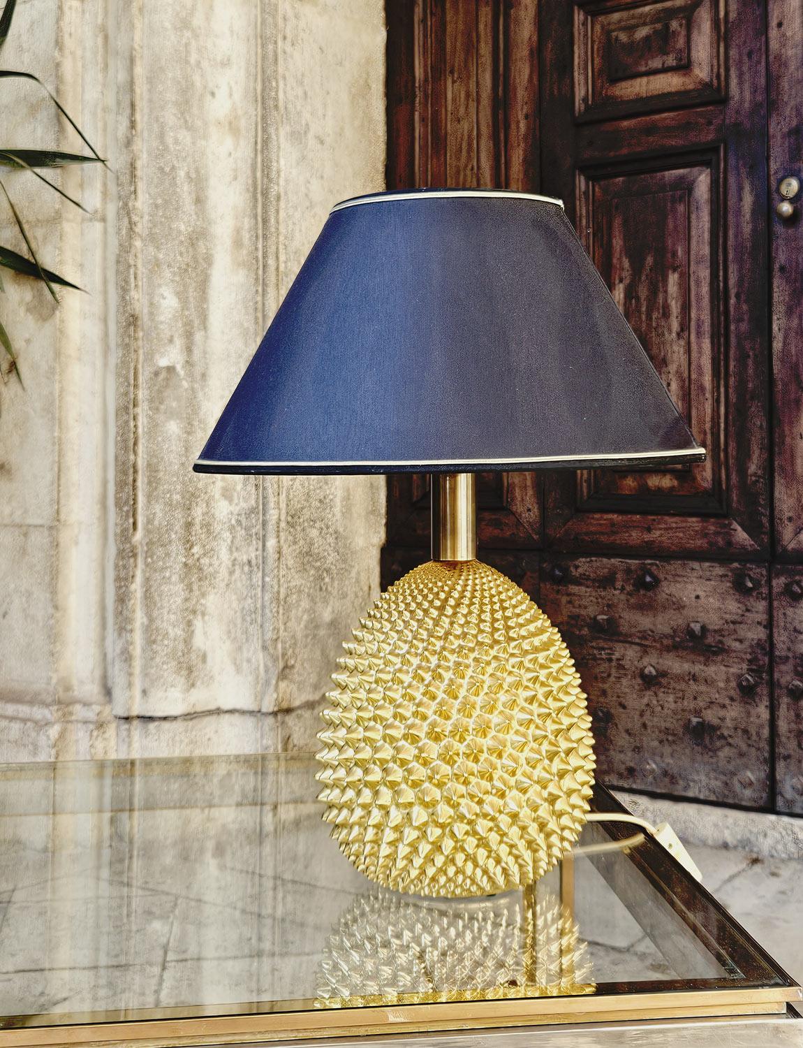 Lampe en céramique peinte à l'or des années 1970, en forme d'ananas hérissé. Cette magnifique pièce est dotée d'une prise et d'un interrupteur italiens d'origine, comme le montre la photo. Elle est livrée avec un abat-jour noir plus récent.
