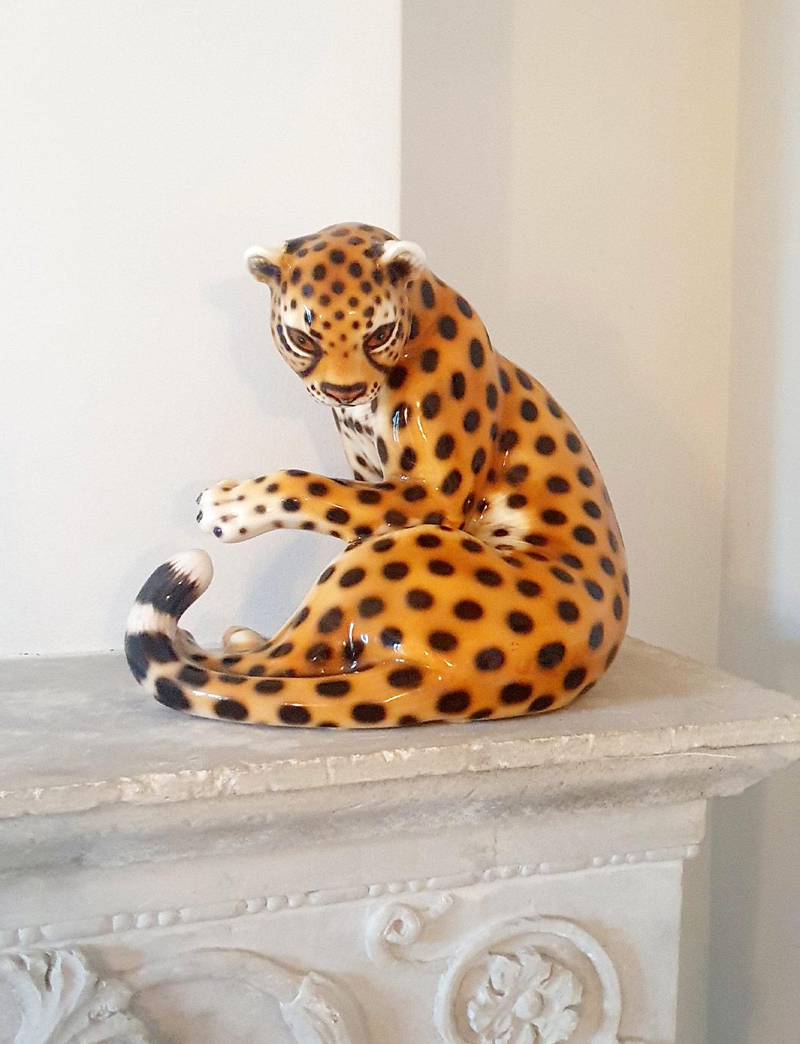 Un magnifique (et kitsch) léopard en céramique des années 1970 trouvé dans une maison privée à Narni, en Ombrie. Un propriétaire attentif a soigneusement préservé cette très jolie pièce. Les animaux sauvages et les chiens en céramique étaient très à