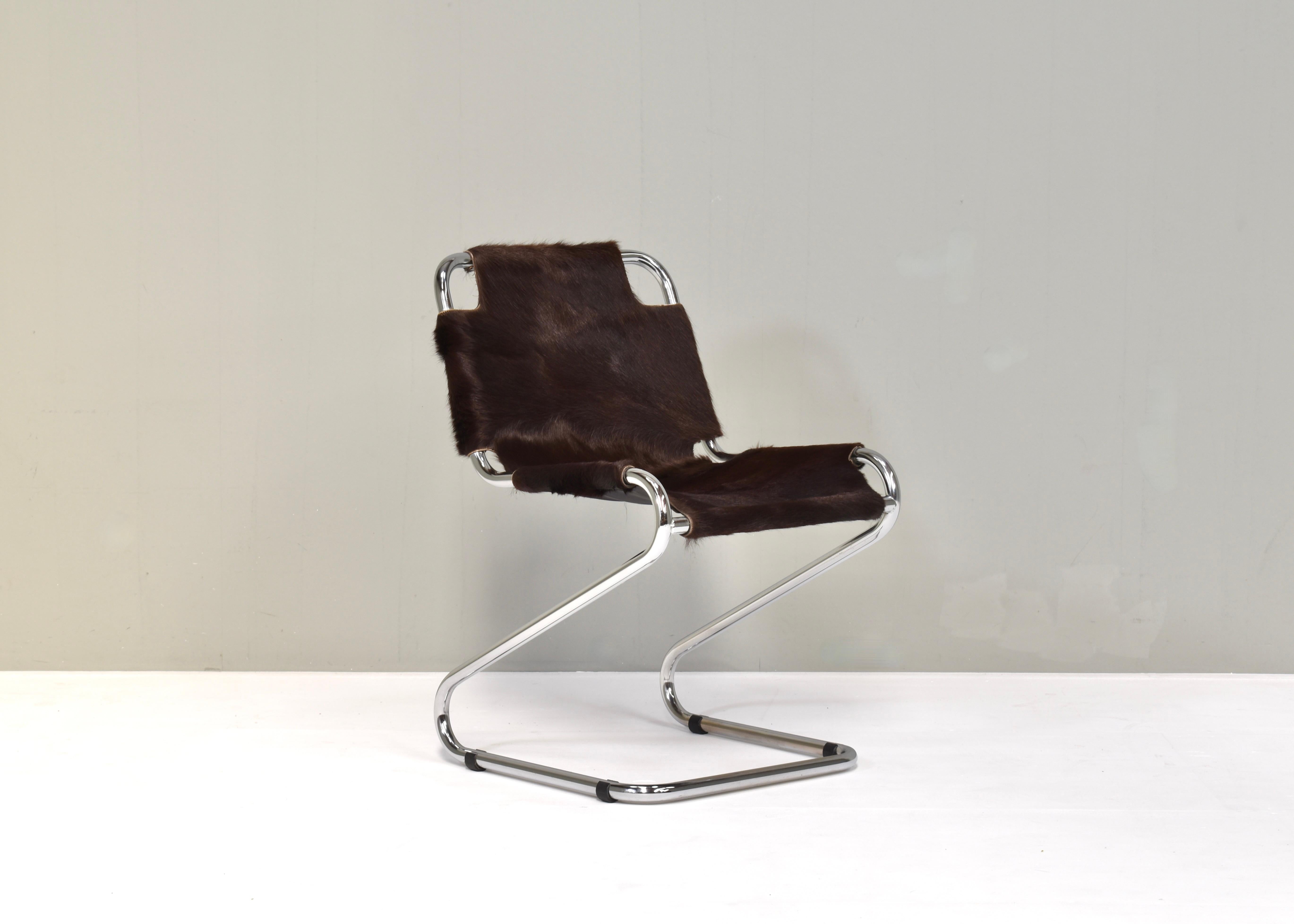 Mid-Century Modern 1970s Italian chair in Cowhide and Chrome - Italy, 1970s For Sale