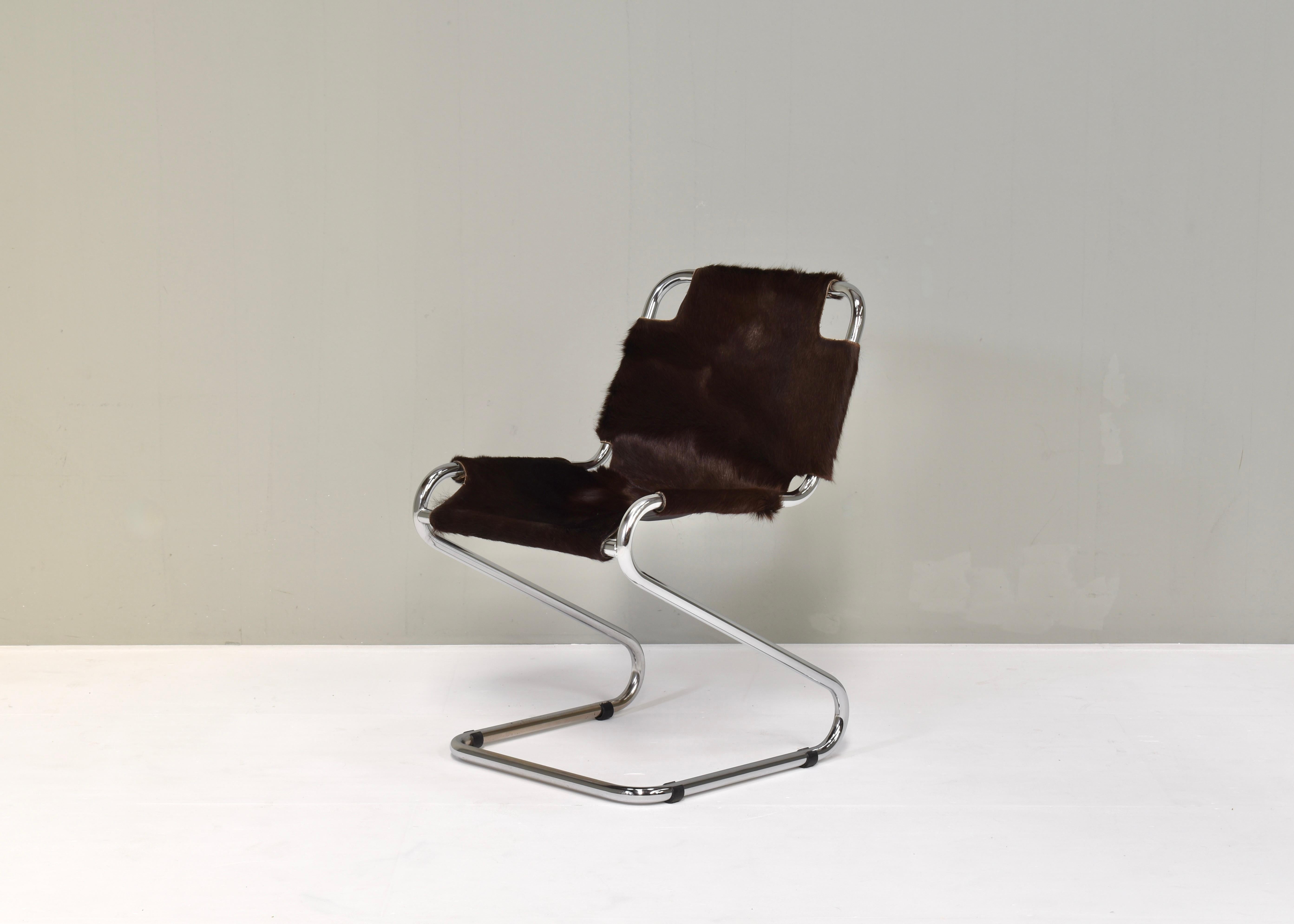 1970s Italian chair in Cowhide and Chrome - Italy, 1970s In Fair Condition For Sale In Pijnacker, Zuid-Holland