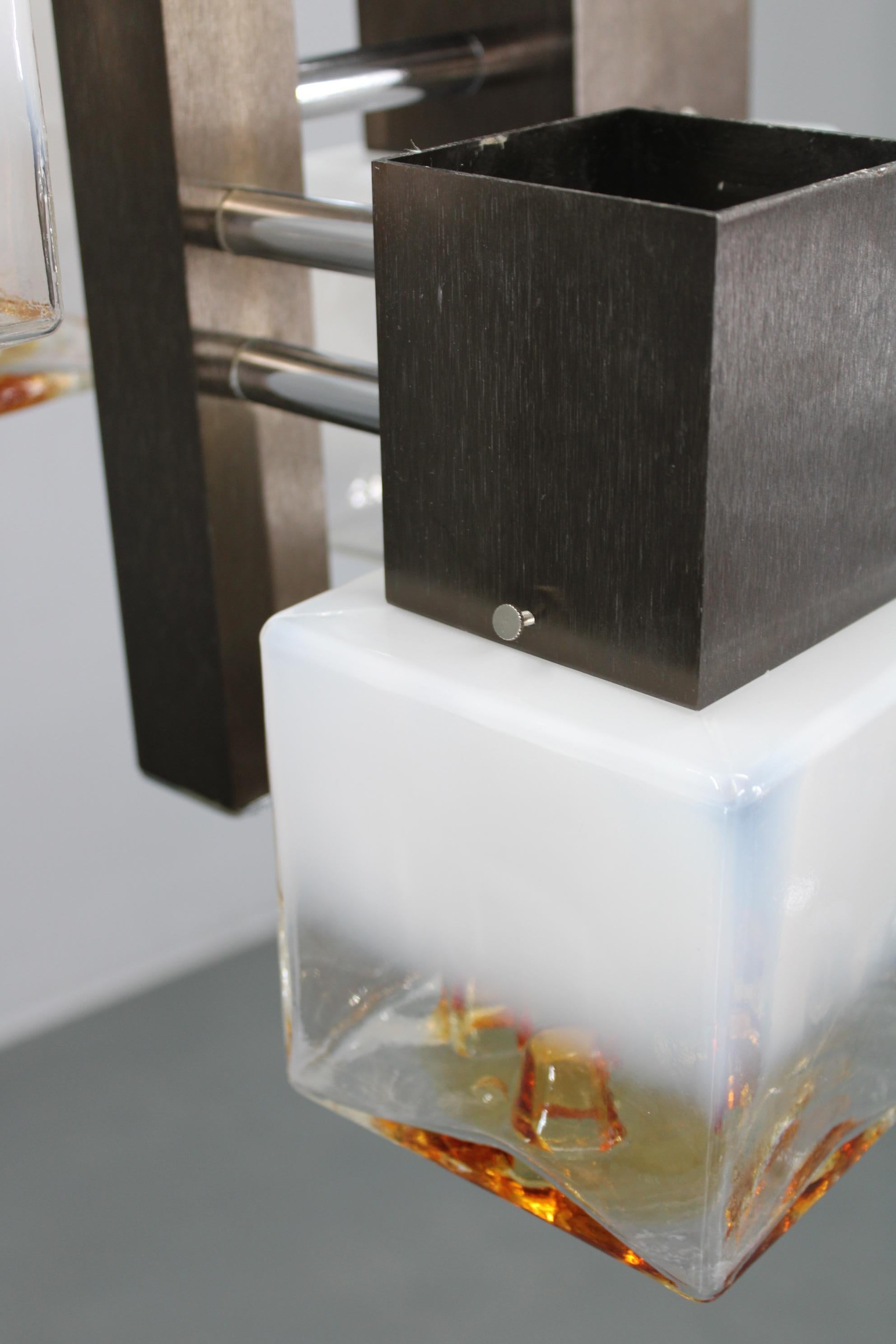 Araña italiana de los años 70 con pantallas de cristal de Murano y estructura de metal anodizado en venta 2