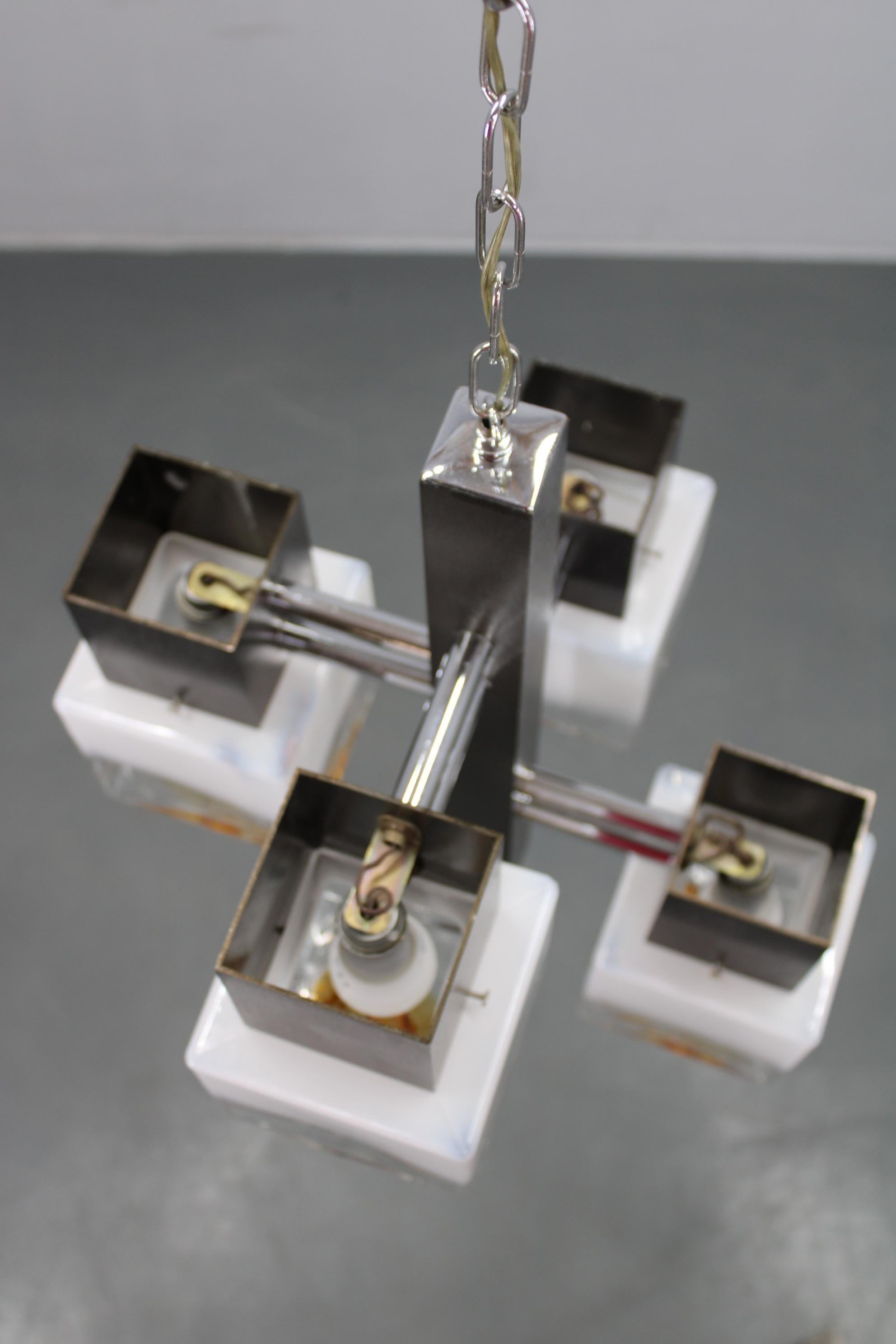 Araña italiana de los años 70 con pantallas de cristal de Murano y estructura de metal anodizado en venta 4