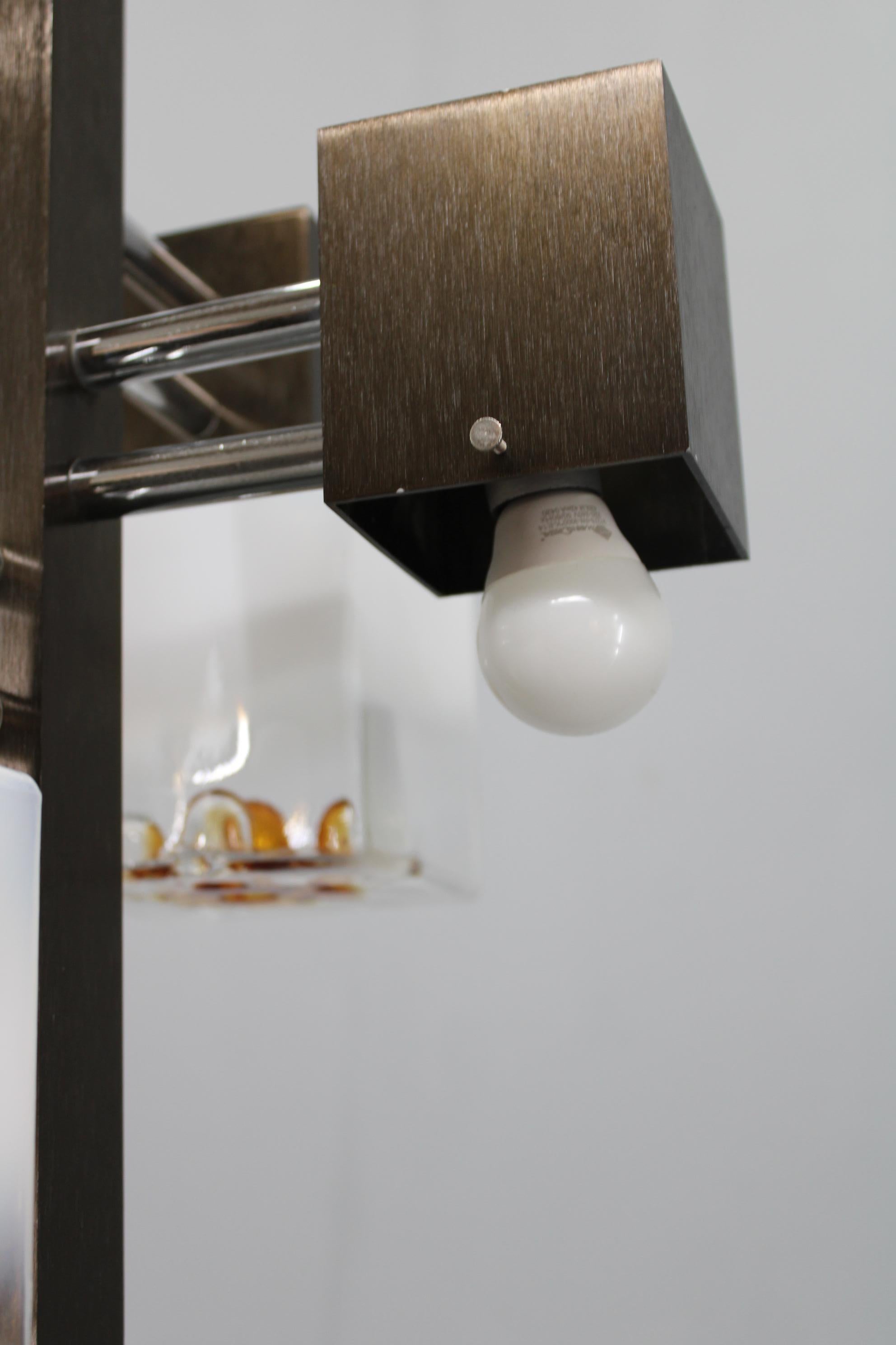 Araña italiana de los años 70 con pantallas de cristal de Murano y estructura de metal anodizado en venta 6