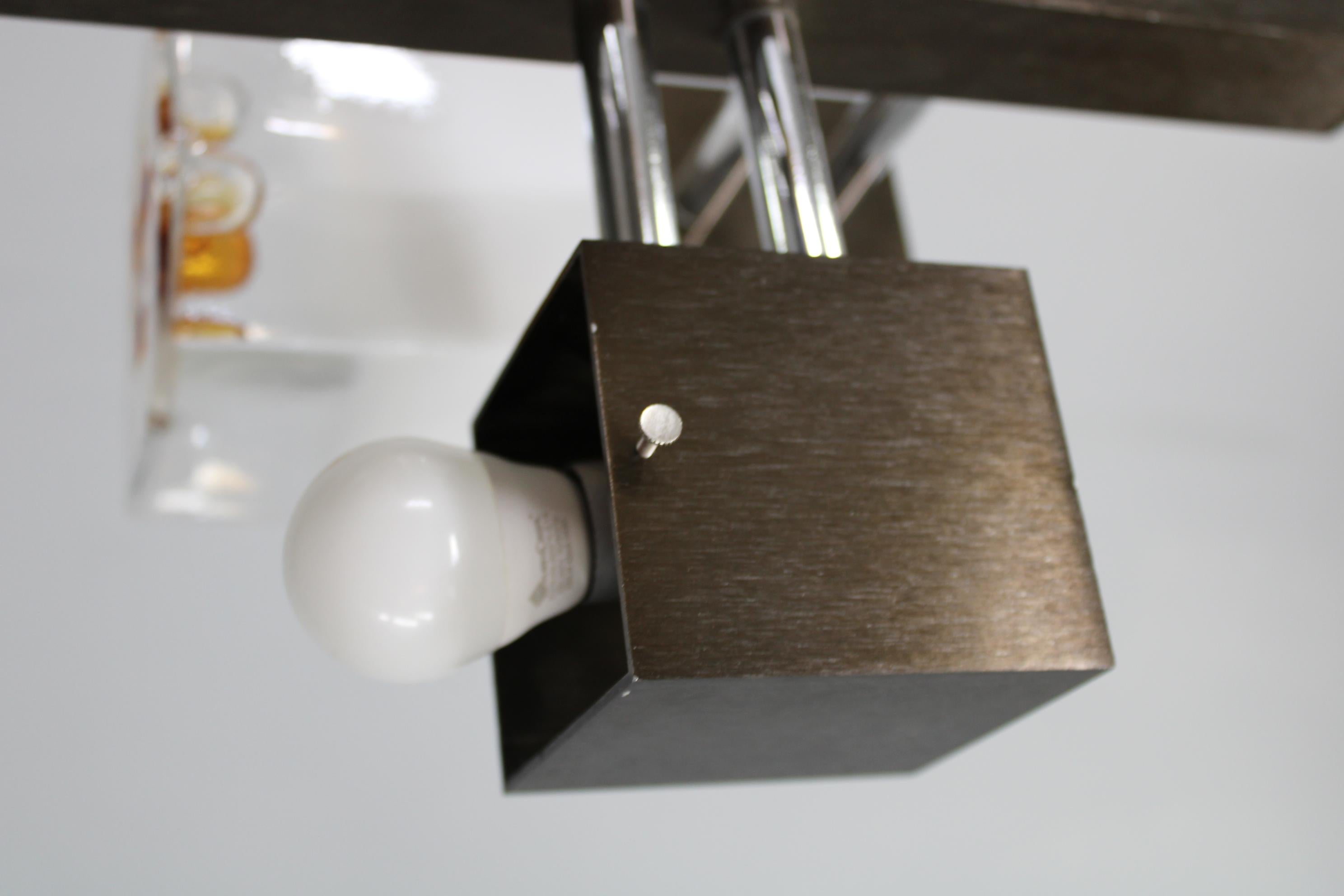 Araña italiana de los años 70 con pantallas de cristal de Murano y estructura de metal anodizado en venta 7