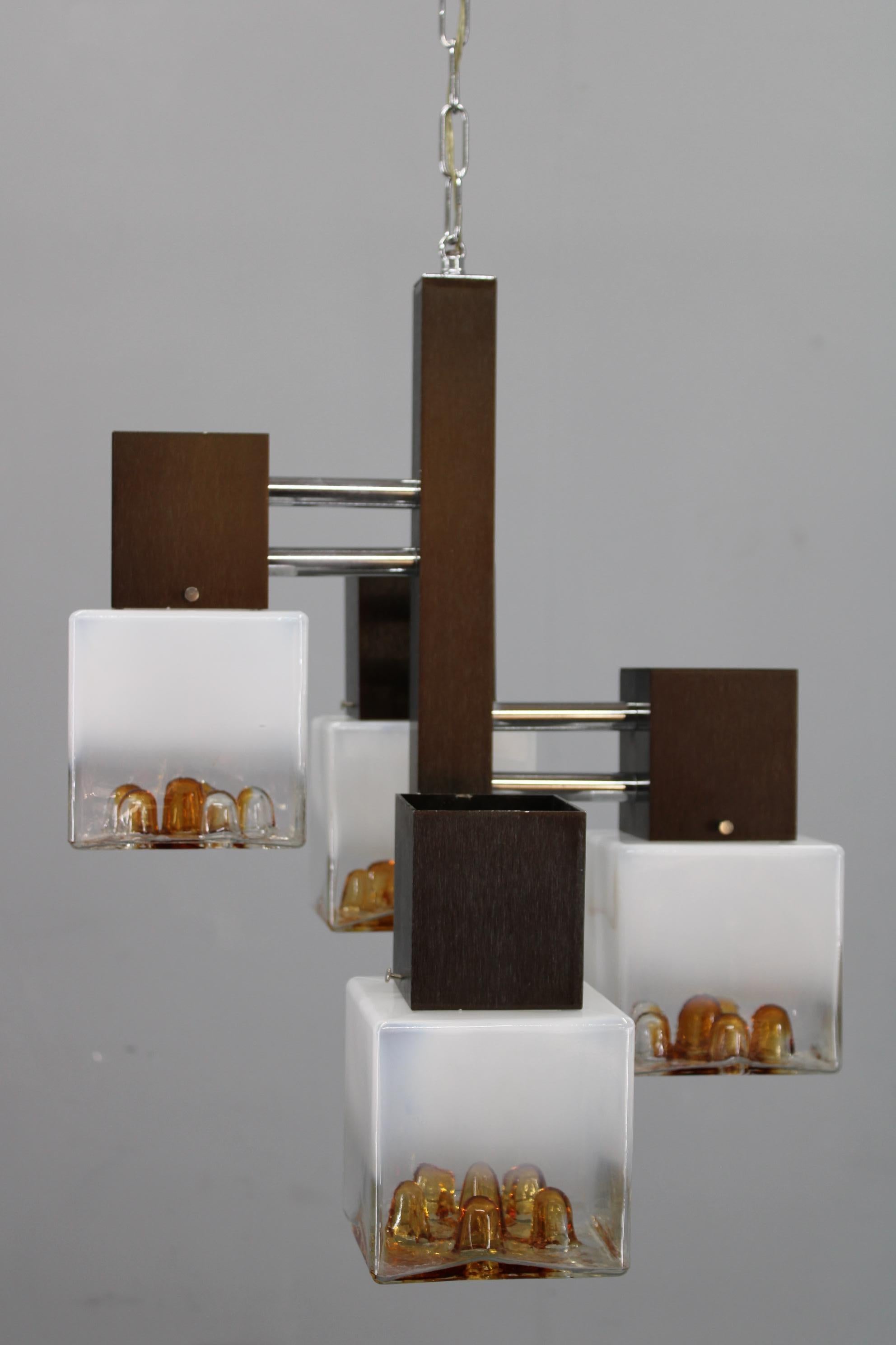 Araña italiana de los años 70 con pantallas de cristal de Murano y estructura de metal anodizado Italiano en venta