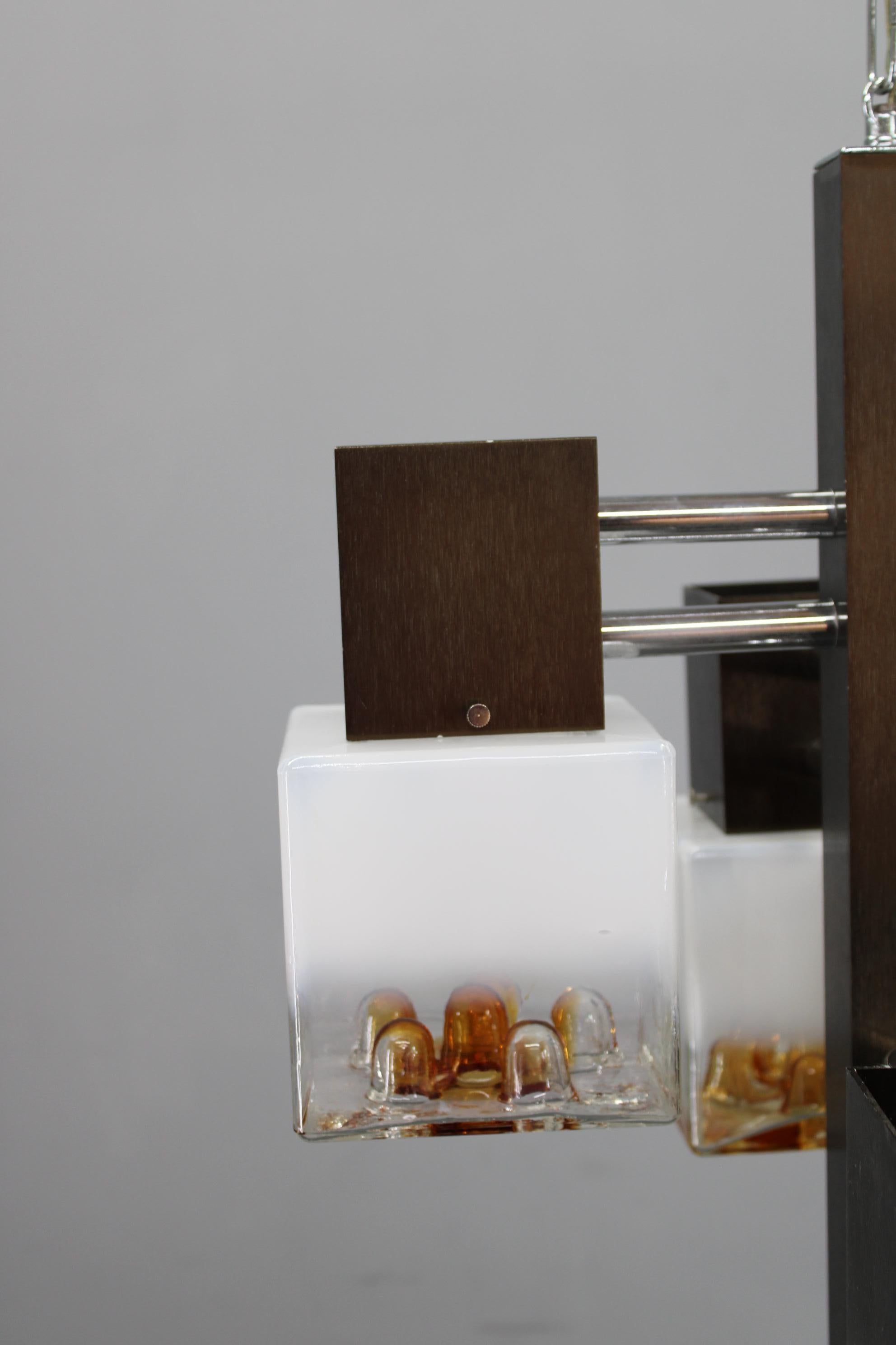 Araña italiana de los años 70 con pantallas de cristal de Murano y estructura de metal anodizado Pulido en venta