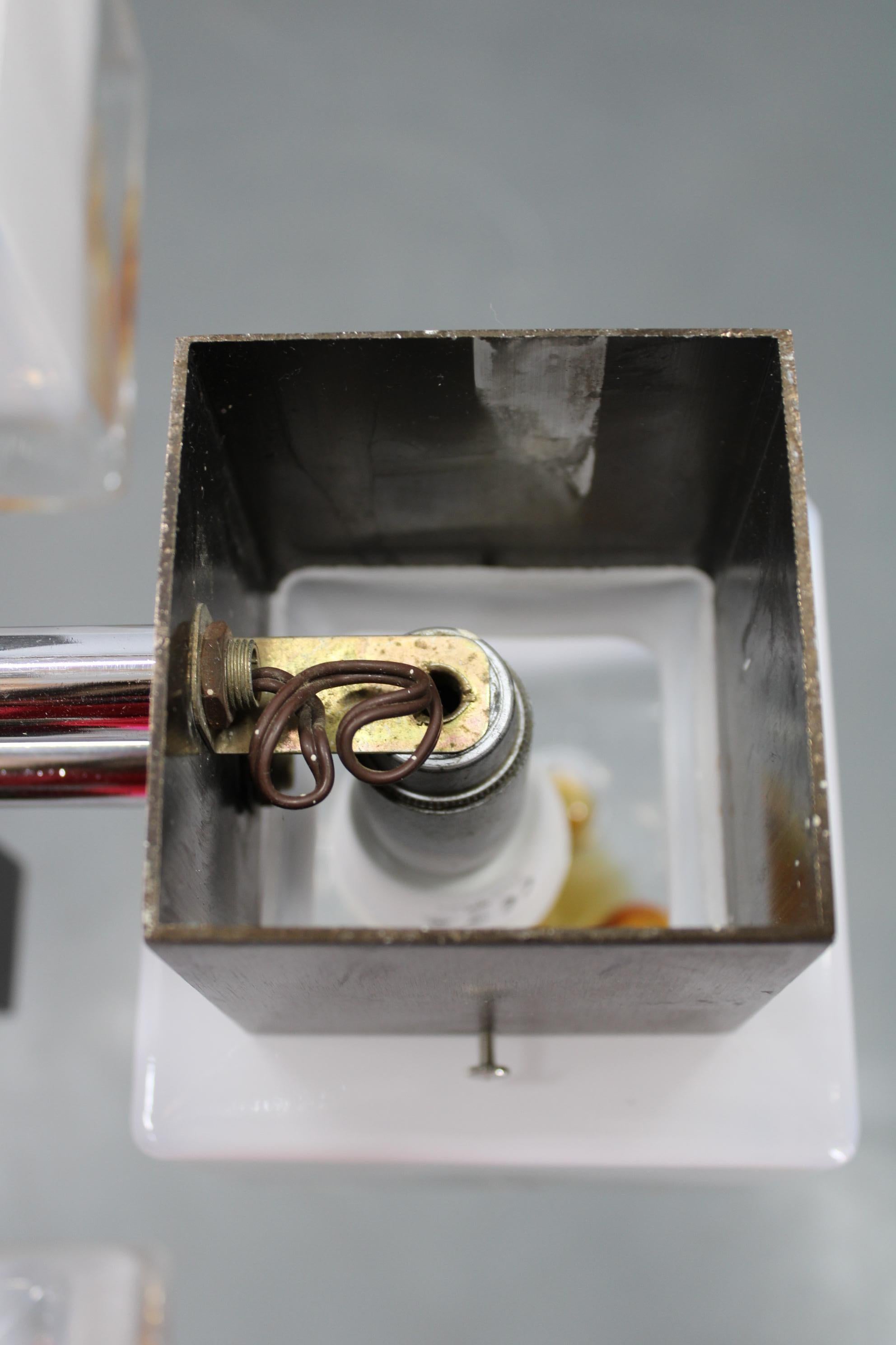 Araña italiana de los años 70 con pantallas de cristal de Murano y estructura de metal anodizado en Bueno estado para la venta en Praha, CZ