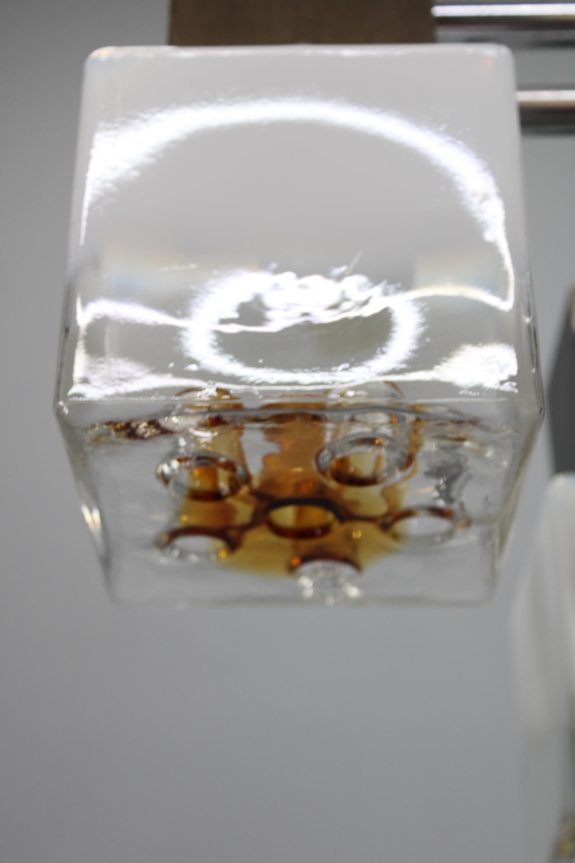 Araña italiana de los años 70 con pantallas de cristal de Murano y estructura de metal anodizado en venta 1