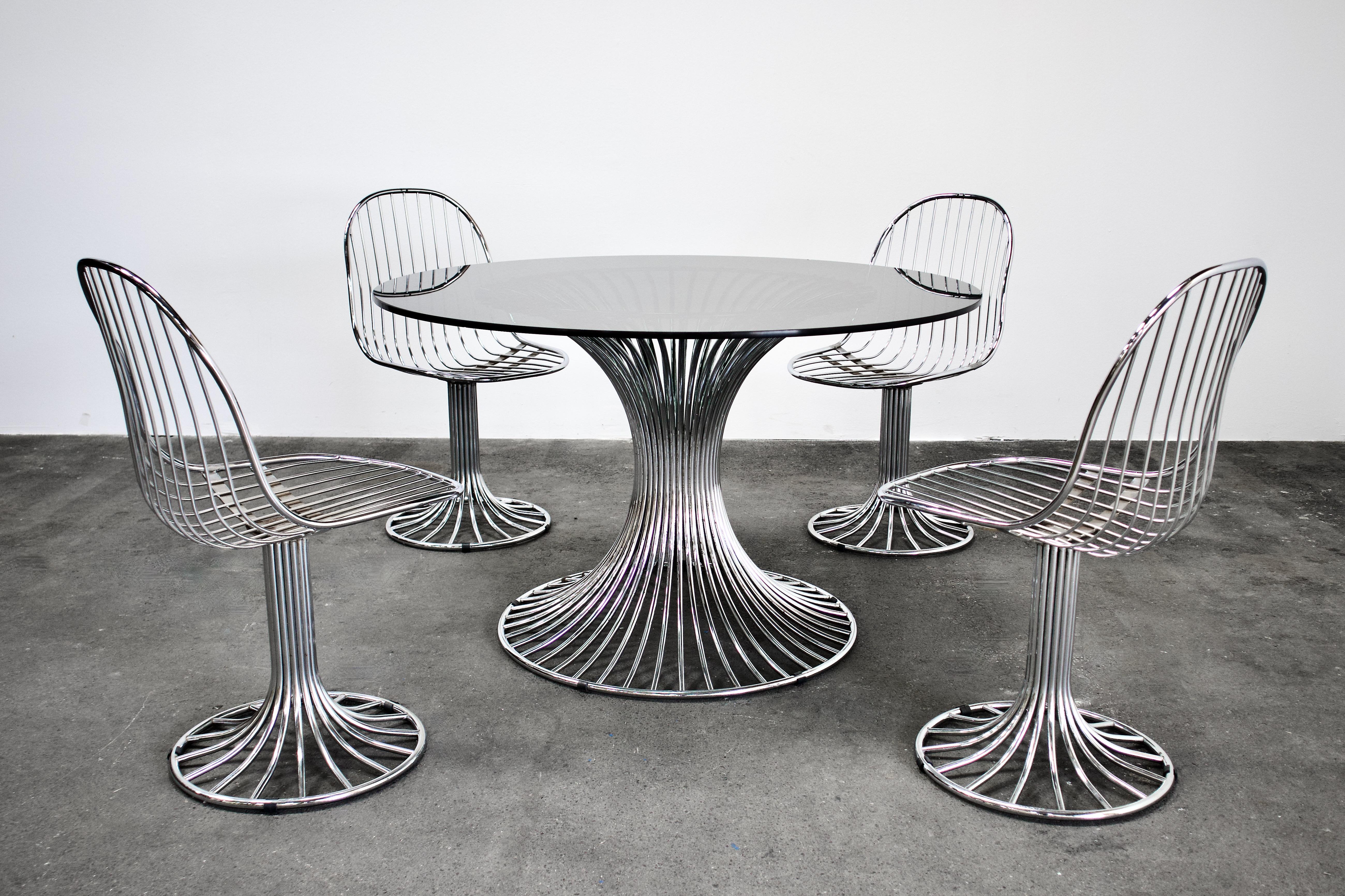 Stunning Mid Century Modern Italian set of 4 chairs and round dining table in chromed tube steel. Likely by Gastone Rinaldi for RIMA. Suitable for indoor and outdoor use. Space age vibes of the Eero Saarinen and Florence Knoll era. Indeed, the