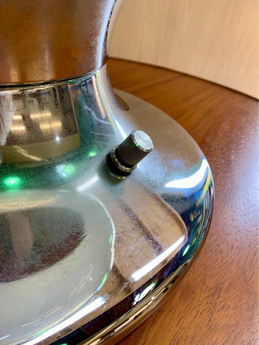 Mid-Century Modern 1970s Italian Chrome and Glass Table Lamp by Selenova For Sale