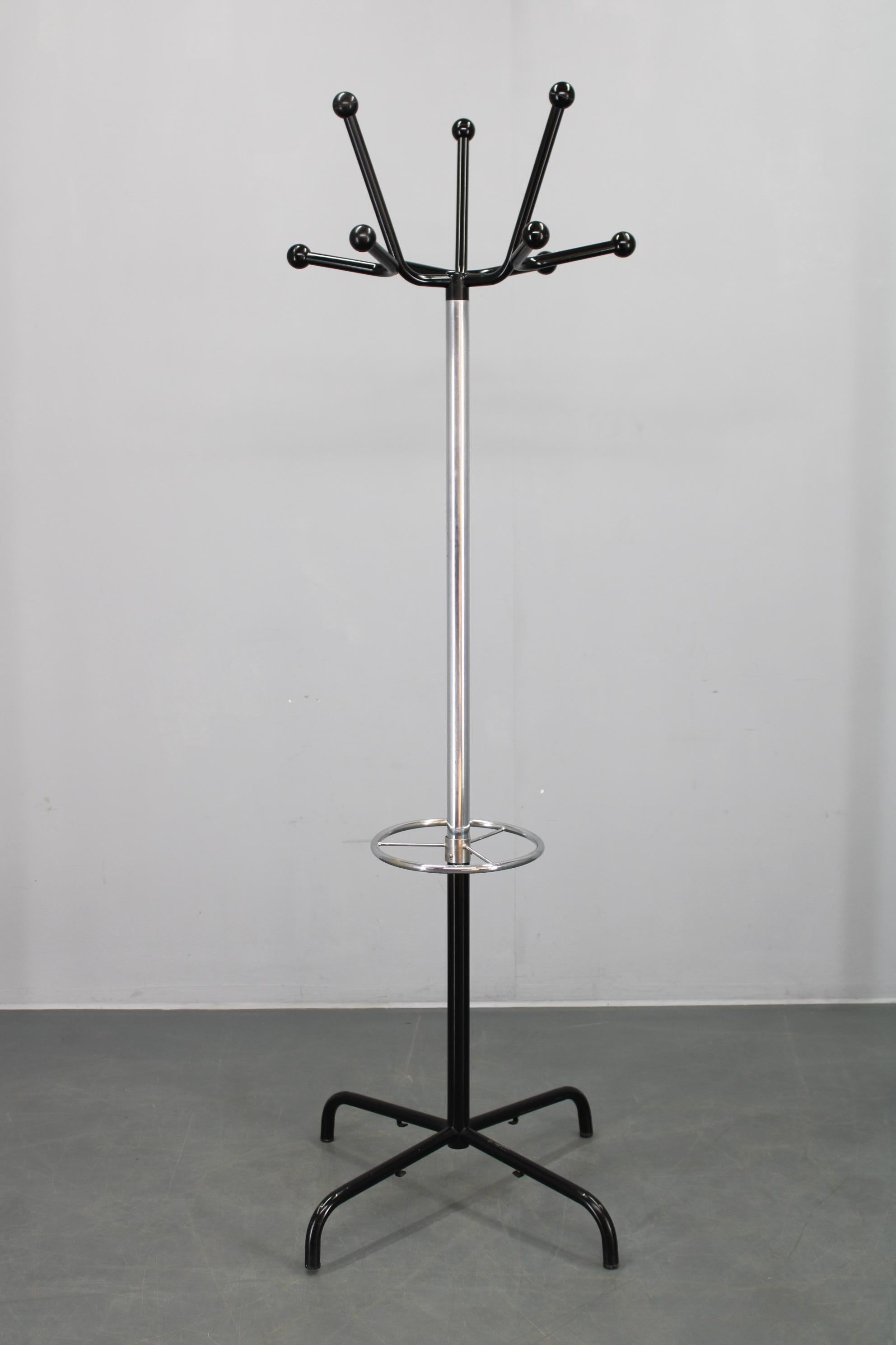 1970s Italian Chrome & Lacquered Iron Coat Rack with Plastic Ball Hooks For Sale 7