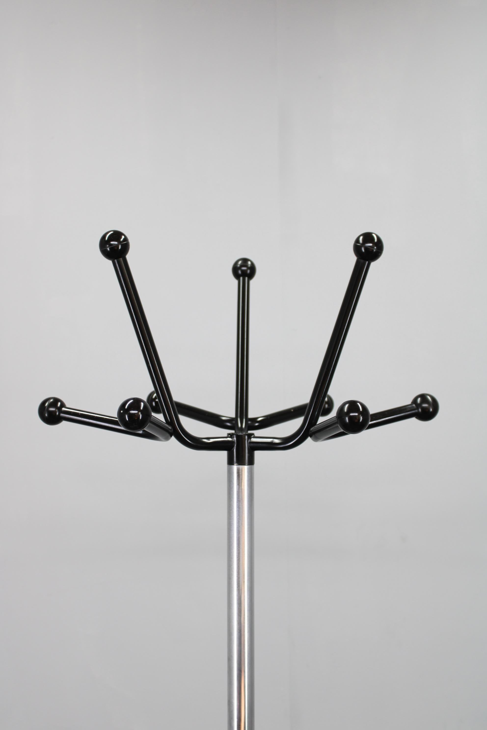 Mid-Century Modern 1970s Italian Chrome & Lacquered Iron Coat Rack with Plastic Ball Hooks For Sale