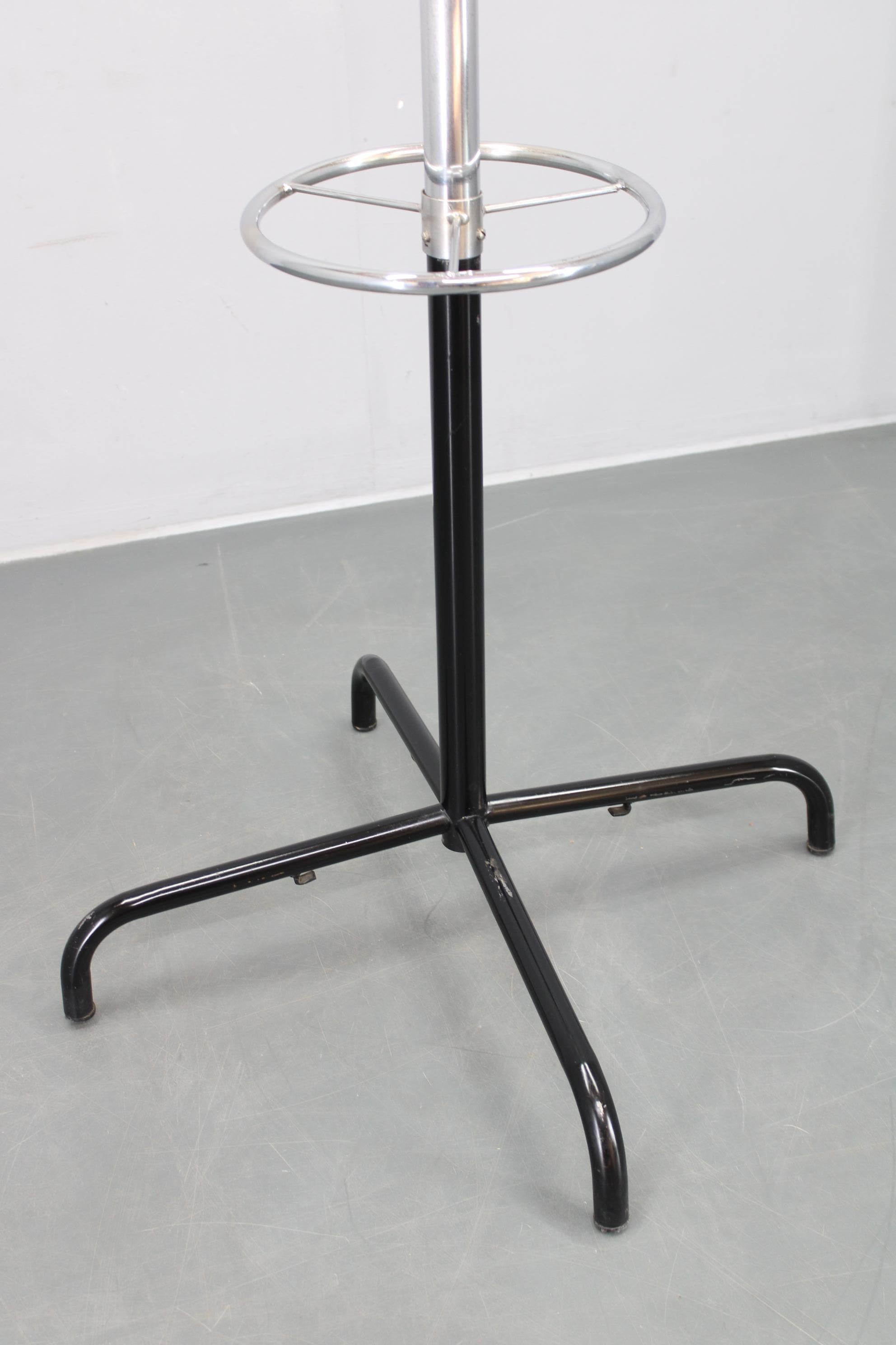 1970s Italian Chrome & Lacquered Iron Coat Rack with Plastic Ball Hooks In Good Condition For Sale In Praha, CZ