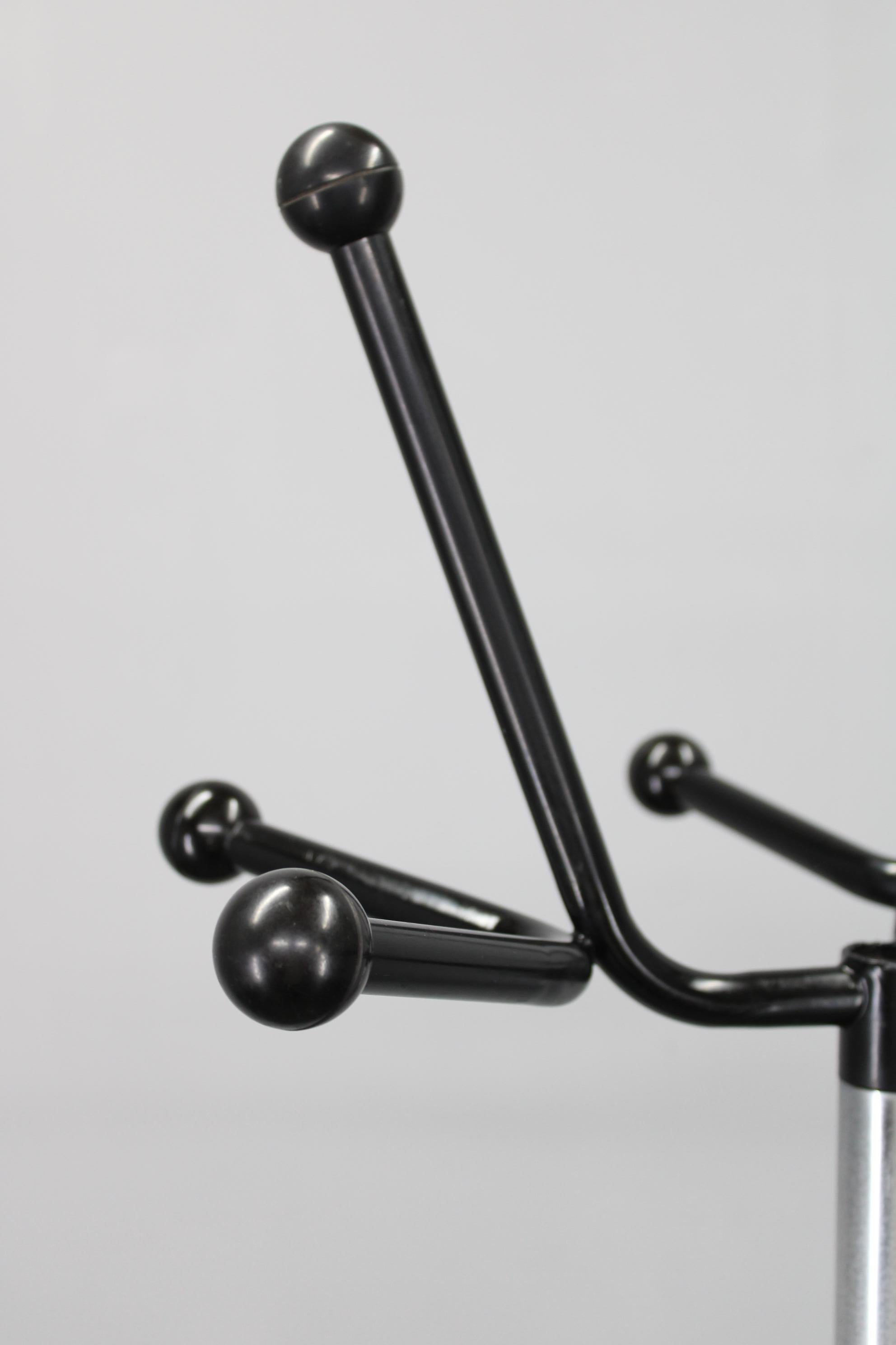 1970s Italian Chrome & Lacquered Iron Coat Rack with Plastic Ball Hooks For Sale 2