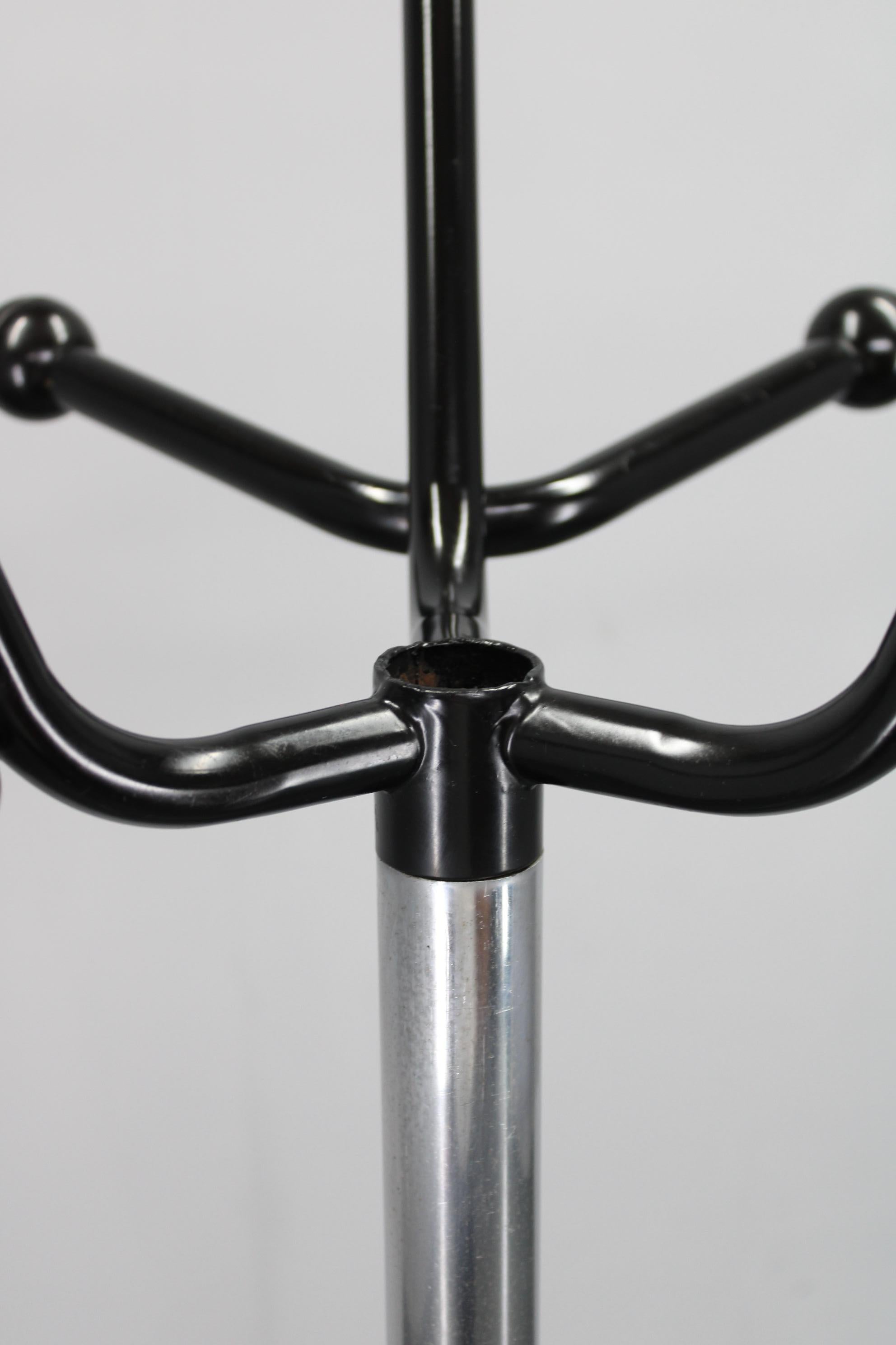 1970s Italian Chrome & Lacquered Iron Coat Rack with Plastic Ball Hooks For Sale 3