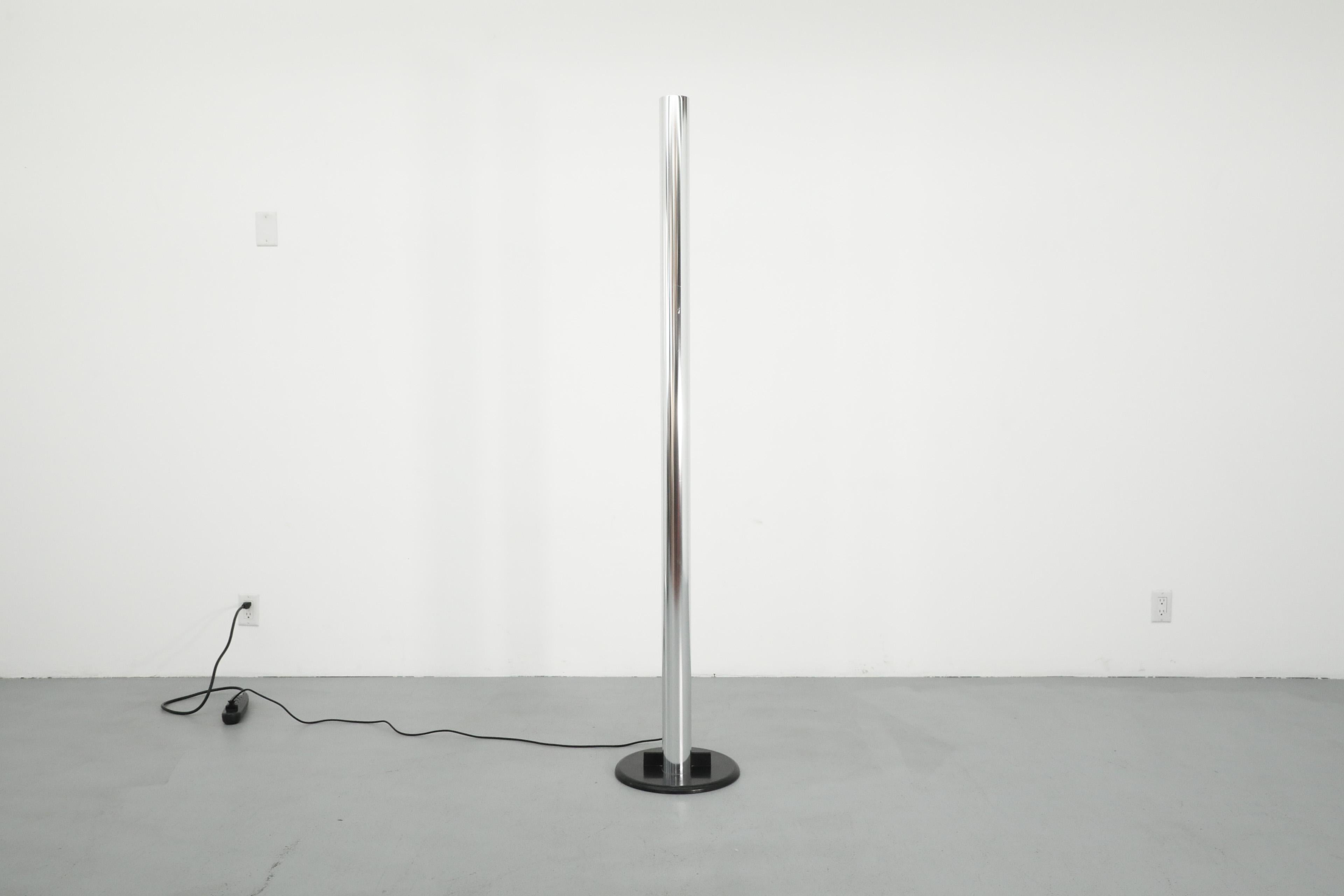 Megaron Stehleuchte aus den 1970er Jahren von Gian Franco Frattini für Artemide. Diese wirklich auffällige Stehleuchte hat einen runden, schwarz lackierten Metallsockel und einen schönen Kontrast aus glänzendem Chrom. Die hohe Lampenstruktur besteht