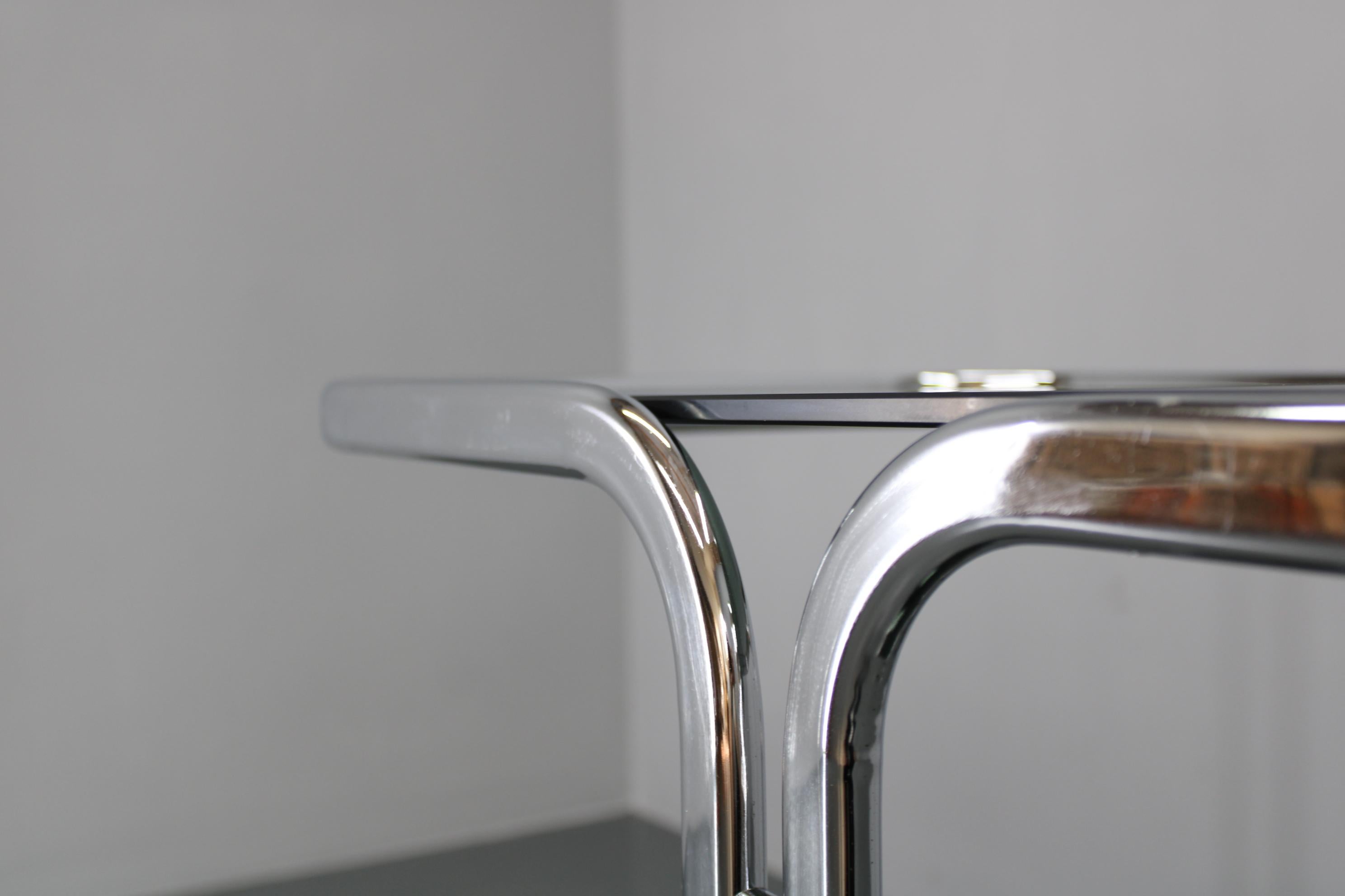Table de service en verre fumé chromé italienne des années 1970 en vente 4