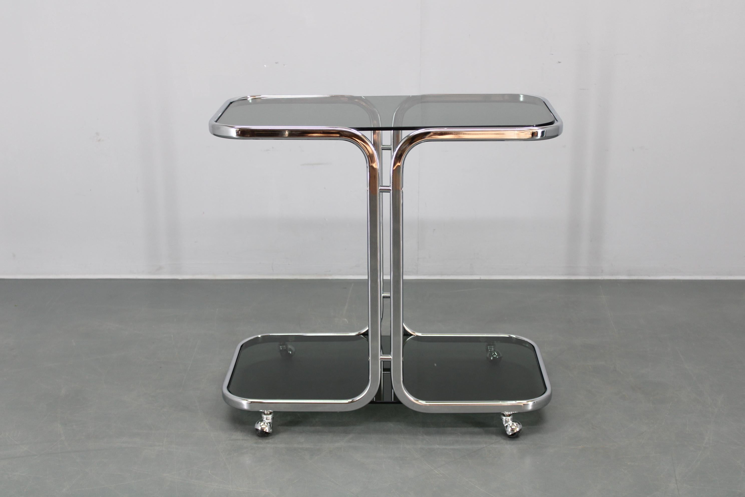 Mid-Century Modern Table de service en verre fumé chromé italienne des années 1970 en vente