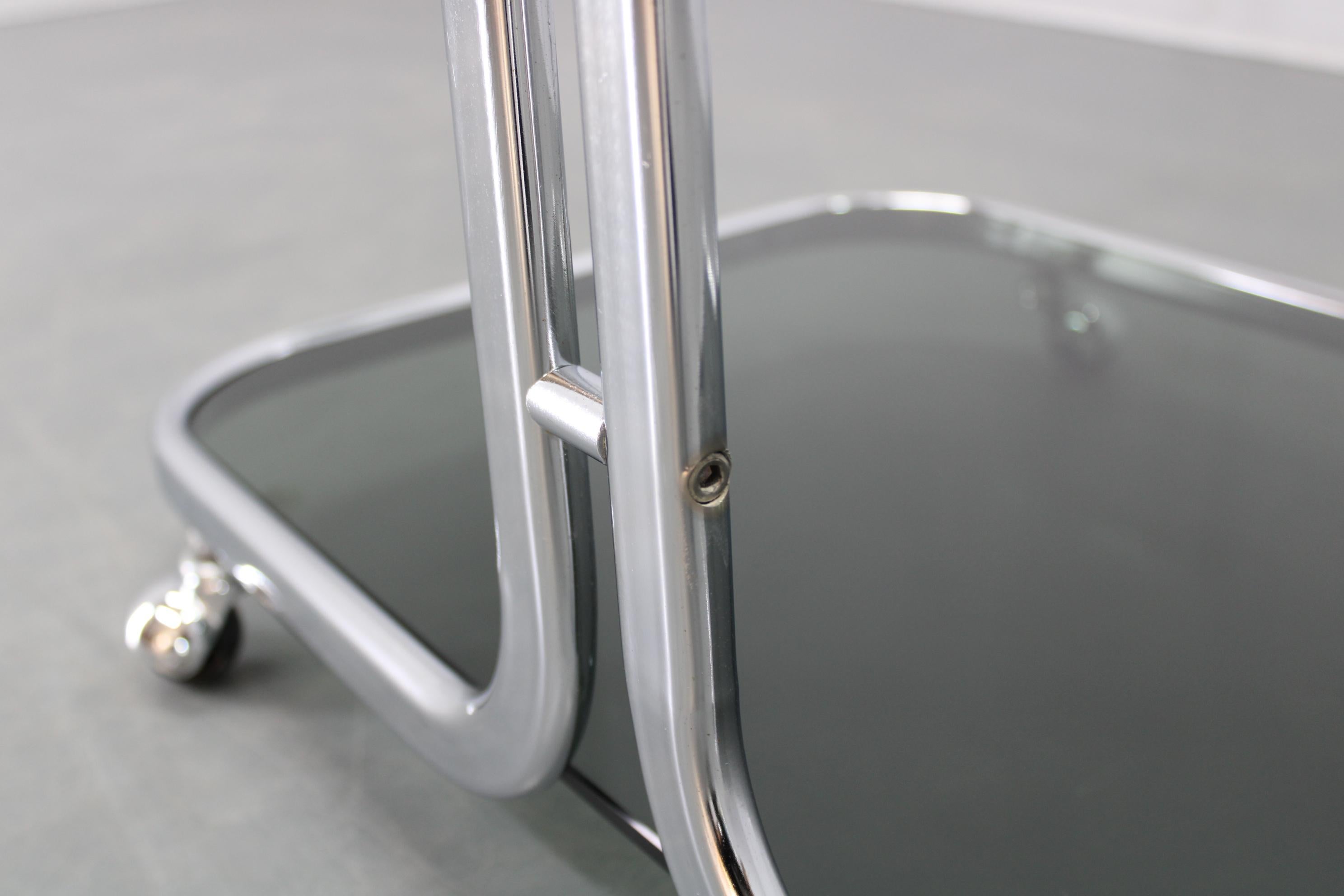 Verre Table de service en verre fumé chromé italienne des années 1970 en vente