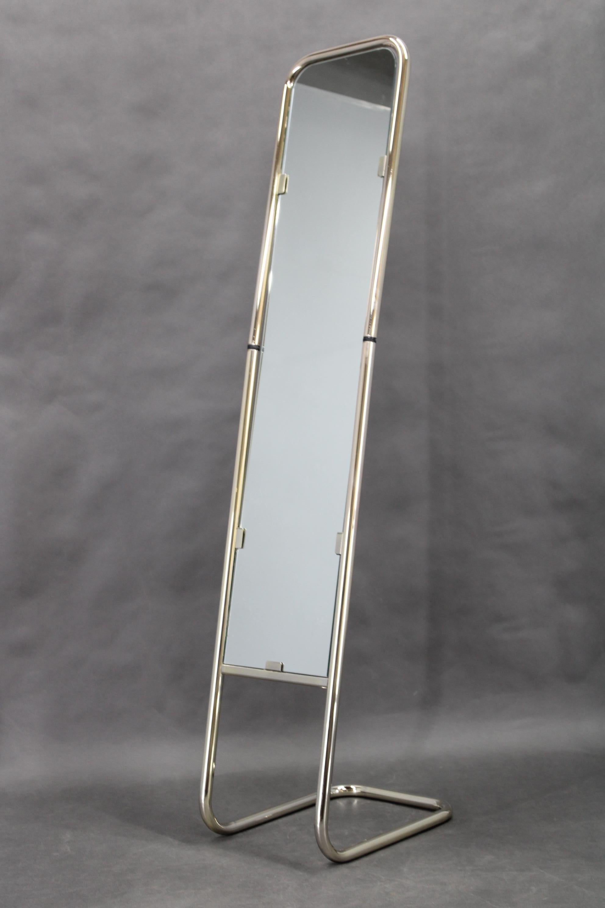 Miroir rectangulaire sur pied fabriqué en Italie dans les années 1970, enchâssé dans un élégant cadre en métal tubulaire chromé pour une silhouette moderniste saisissante. Bon état vintage avec des signes mineurs d'utilisation, parfait pour les