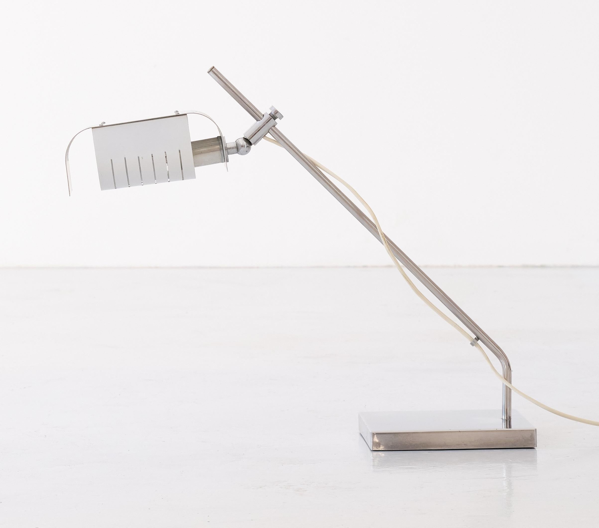 1970s Italian Chromed Metal and White Desk or Table Lamp In Good Condition In Rome, IT