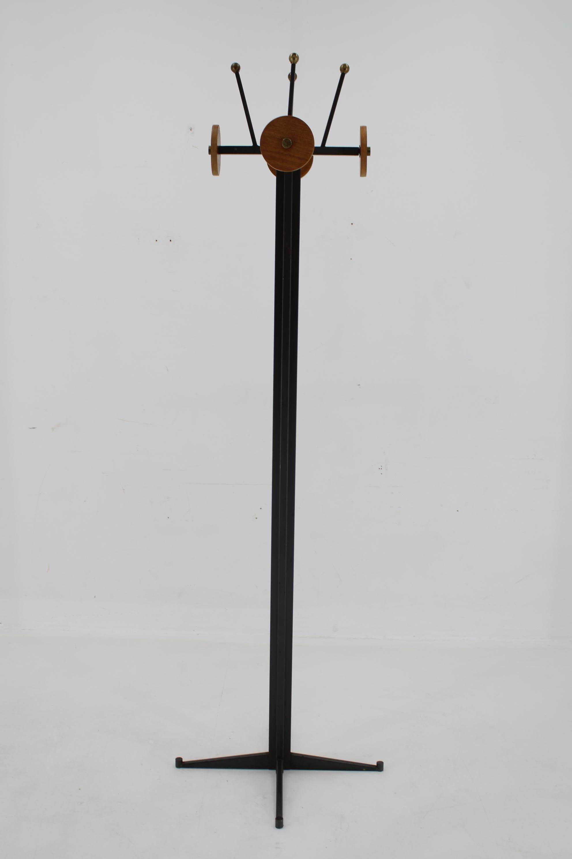- Guter Originalzustand mit geringen Gebrauchsspuren 
- Robust und stabil 
- B: 40 T: 40 H: 185 cm