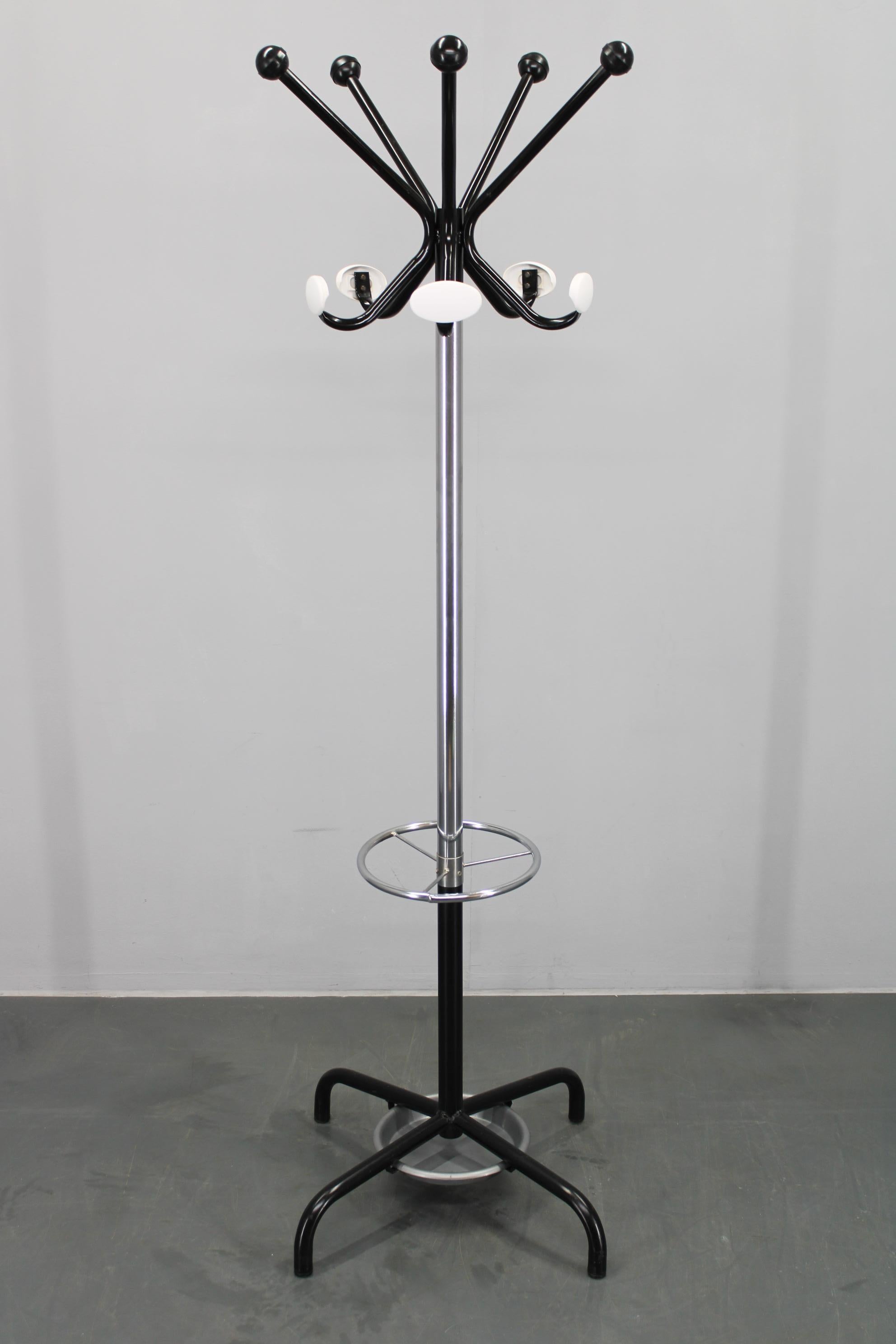  -  good original condition with minor signs of use
 - umbrella holder