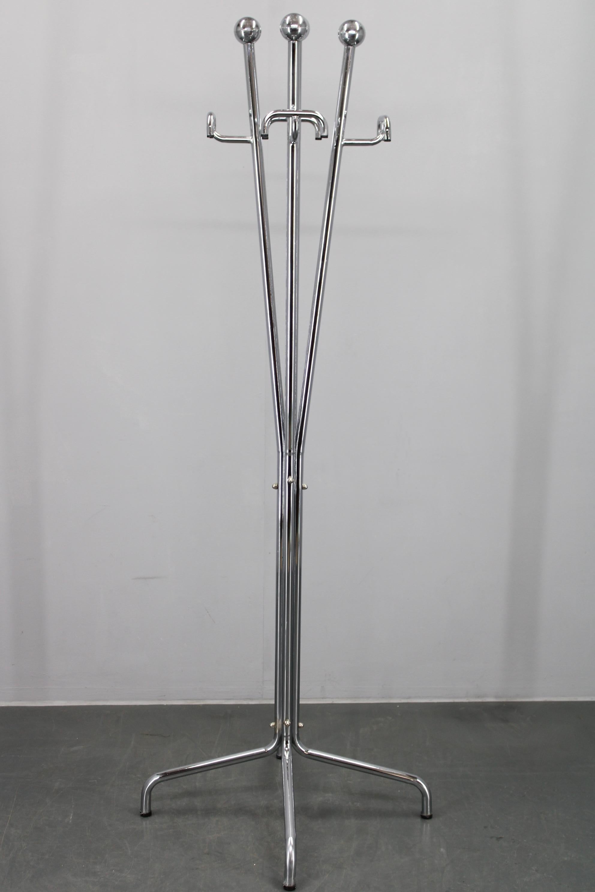 -  bon état d'origine avec des signes mineurs d'utilisation 
- porte-parapluie 
- Couche de chrome en bon état d'origine avec des signes mineurs d'utilisation. 
