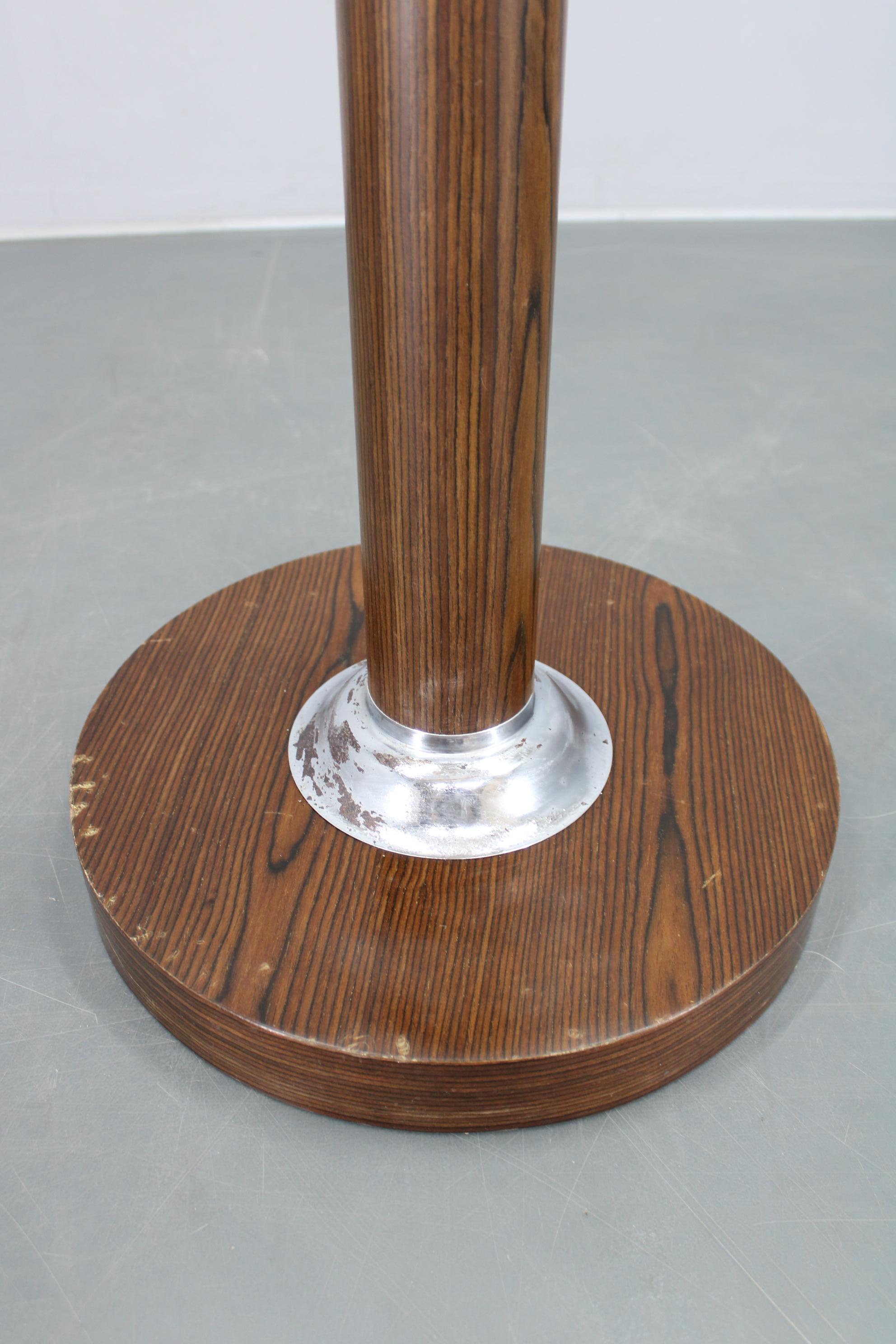 Perchero italiano de los años 70, hierro, plástico cromado y base de madera Moderno de mediados de siglo en venta