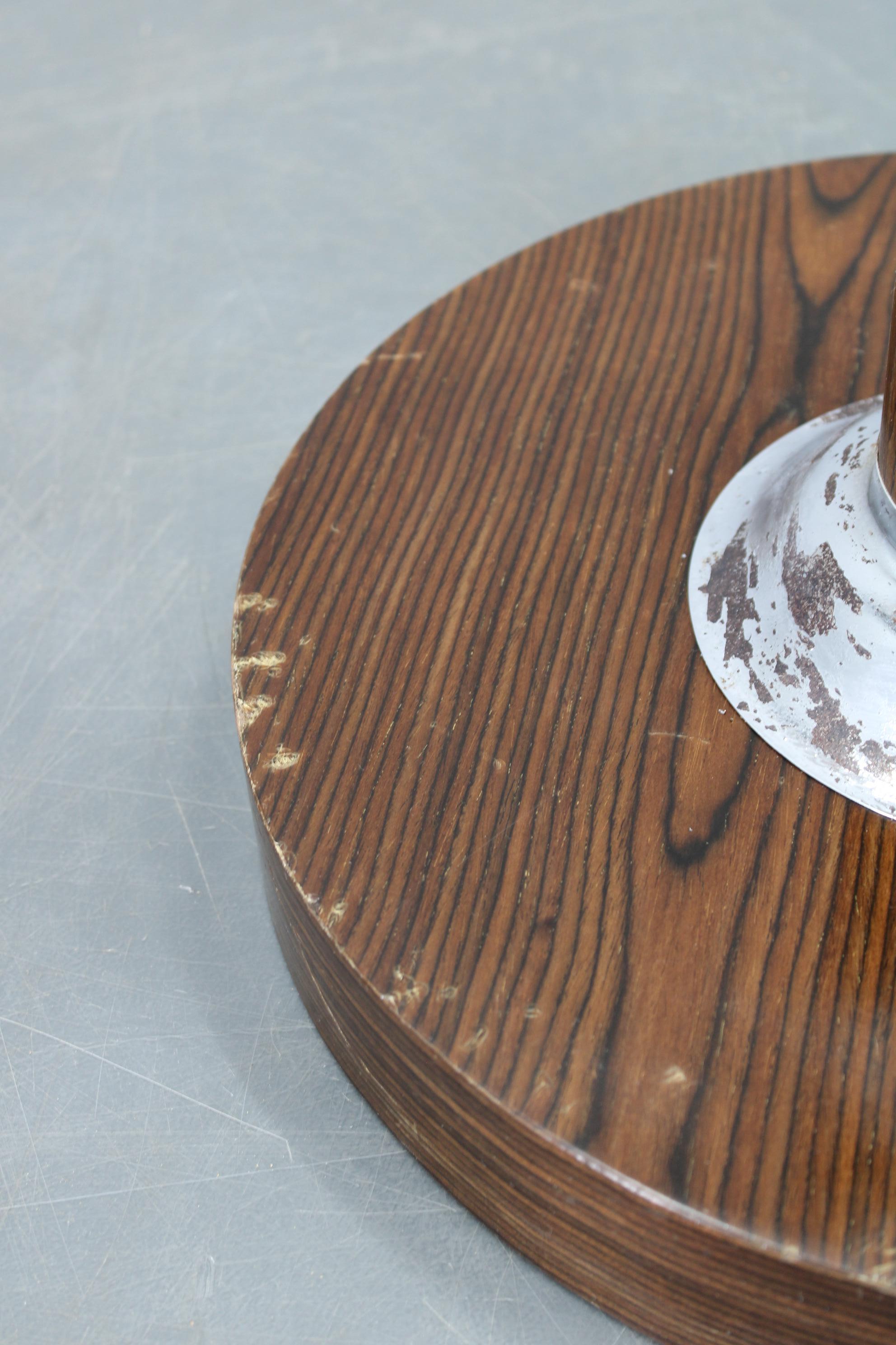 Perchero italiano de los años 70, hierro, plástico cromado y base de madera Italiano en venta