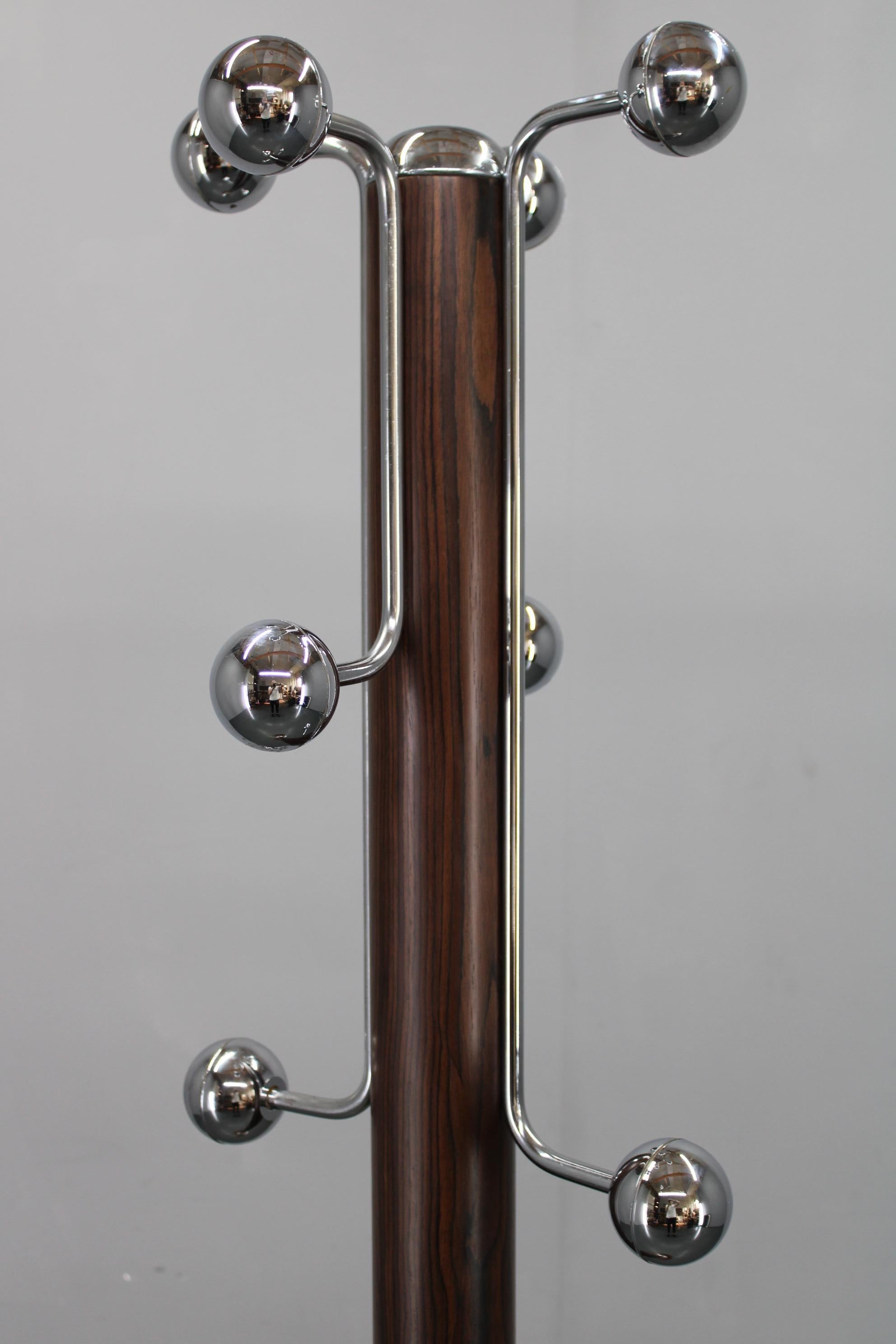 Perchero italiano de los años 70, hierro, plástico cromado y base de madera Aceitado en venta