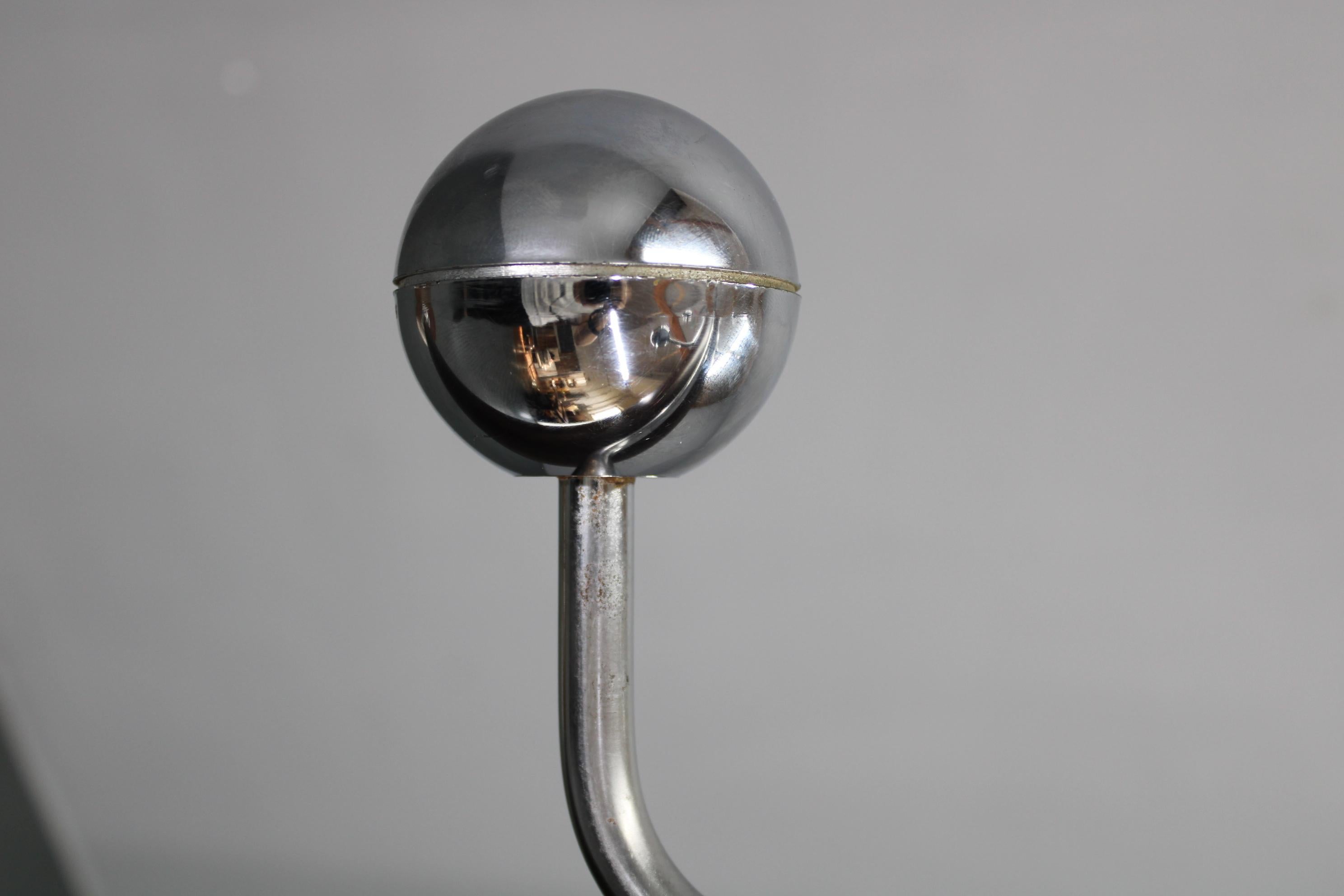 Perchero italiano de los años 70, hierro, plástico cromado y base de madera en Bueno estado para la venta en Praha, CZ