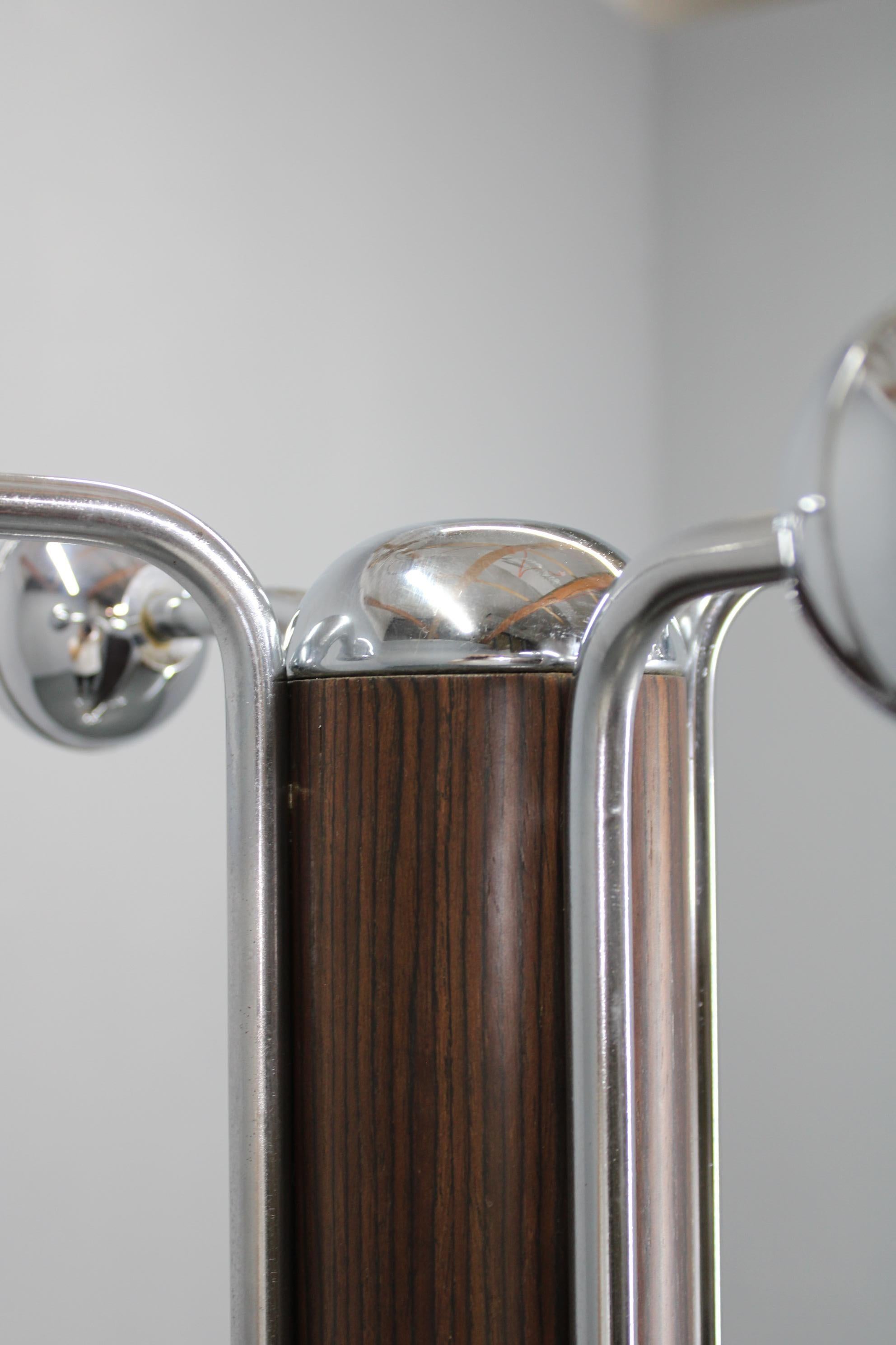 Perchero italiano de los años 70, hierro, plástico cromado y base de madera finales del siglo XX en venta