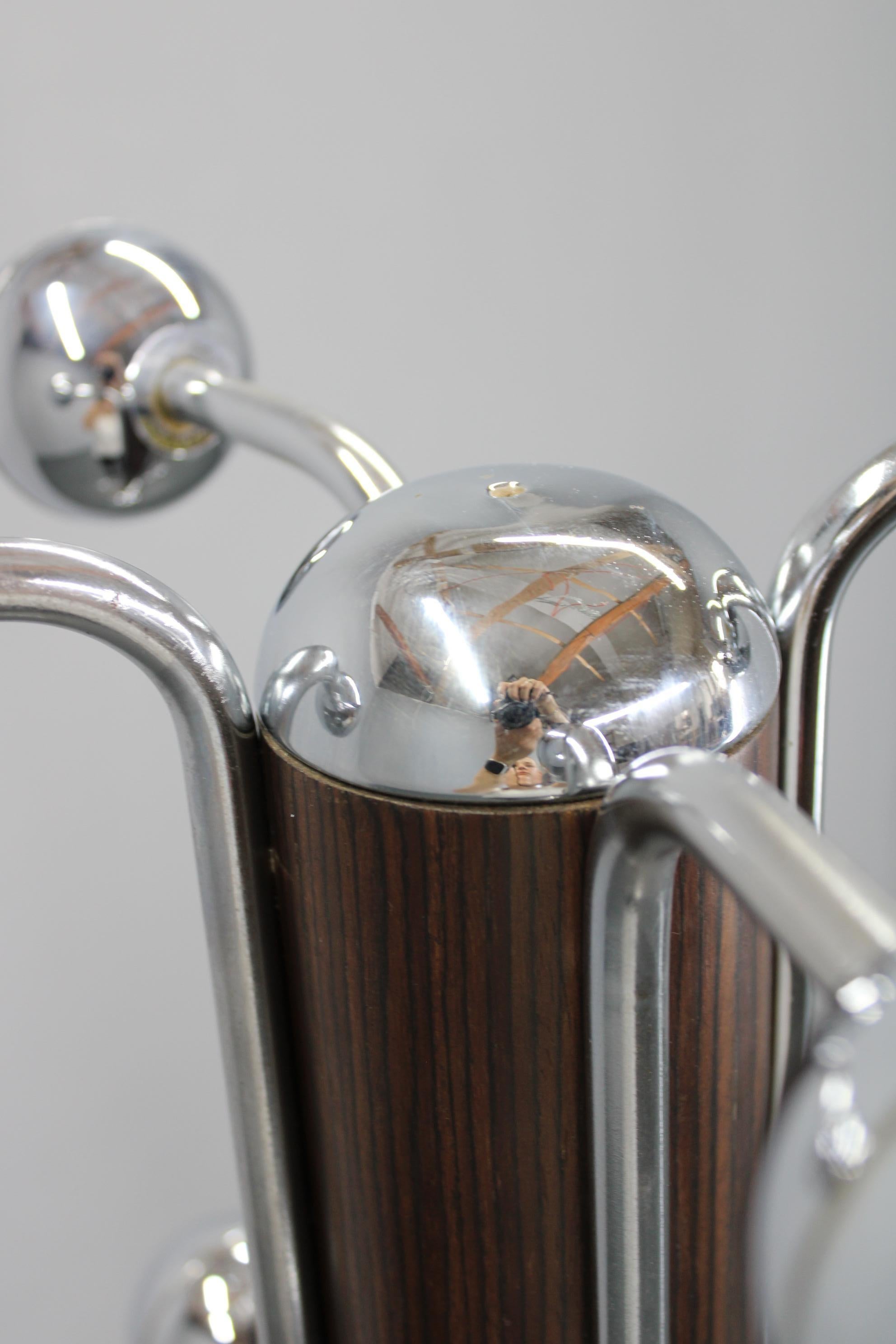 Perchero italiano de los años 70, hierro, plástico cromado y base de madera Cromo en venta