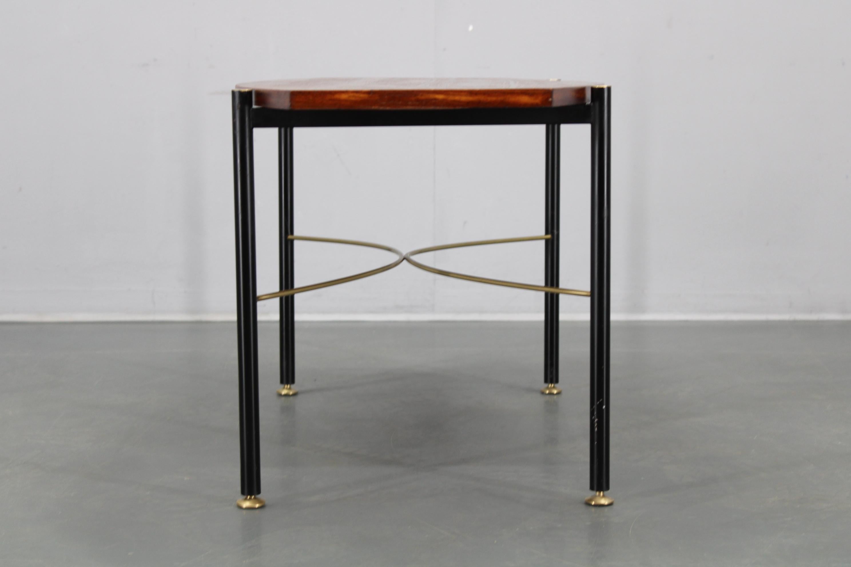 Table basse italienne des années 1970 avec placage de teck, base en métal et laiton en vente 4