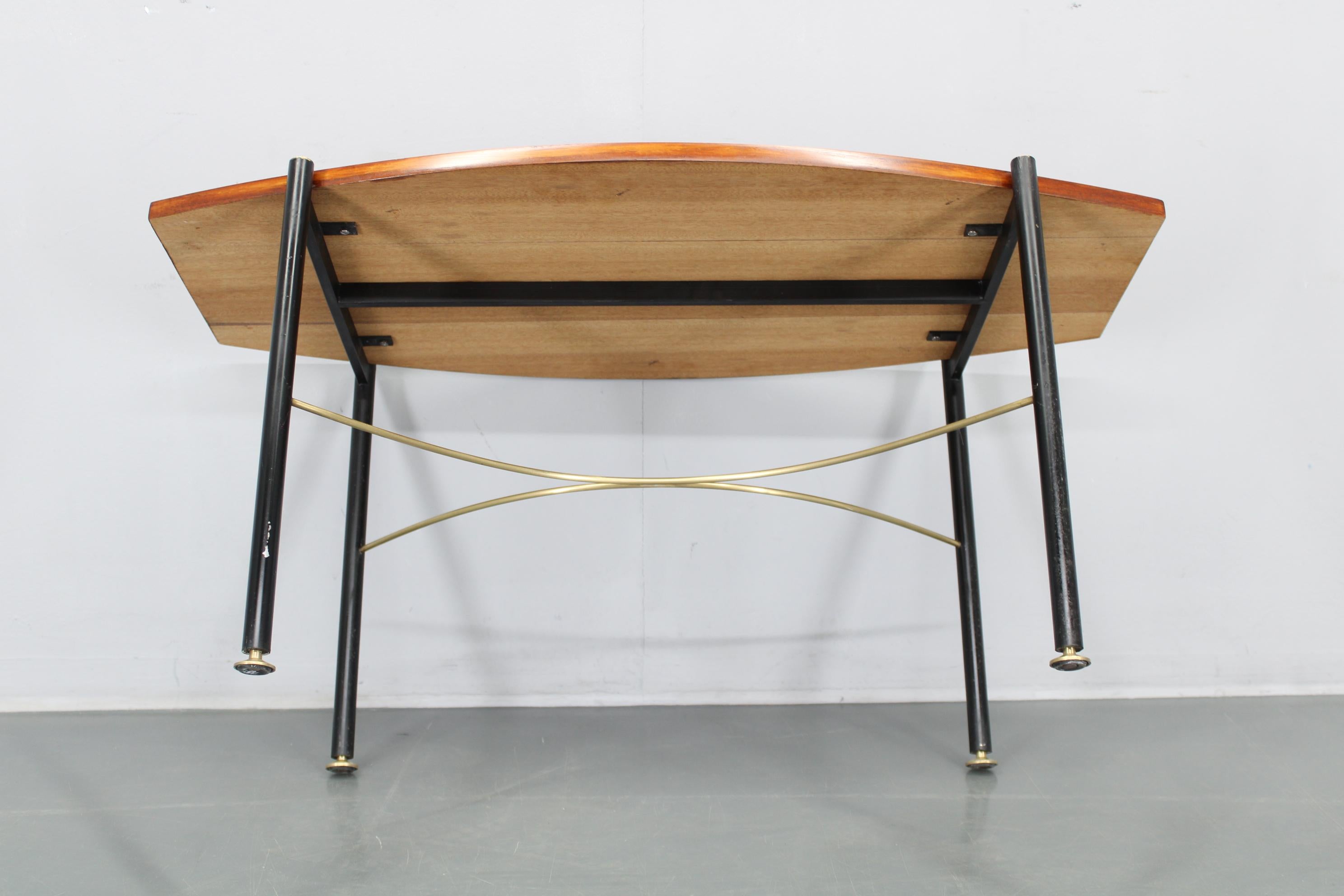 Table basse italienne des années 1970 avec placage de teck, base en métal et laiton en vente 5