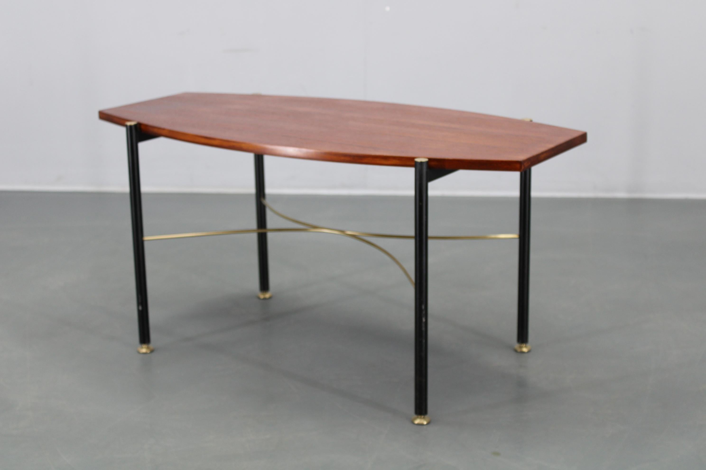 Table basse italienne des années 1970 avec placage de teck, base en métal et laiton en vente 6