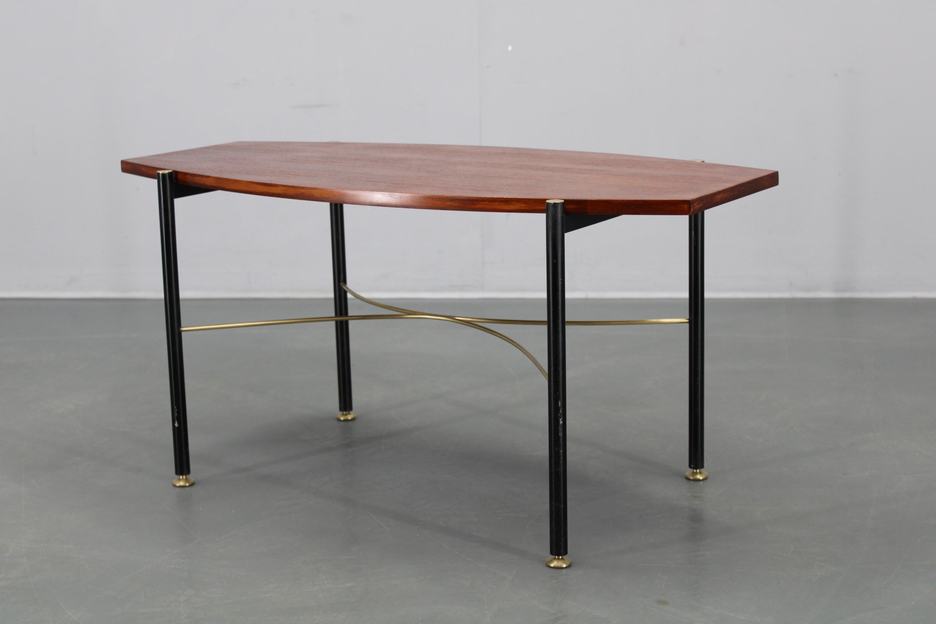 Table basse italienne des années 1970 avec placage de teck, base en métal et laiton en vente 7