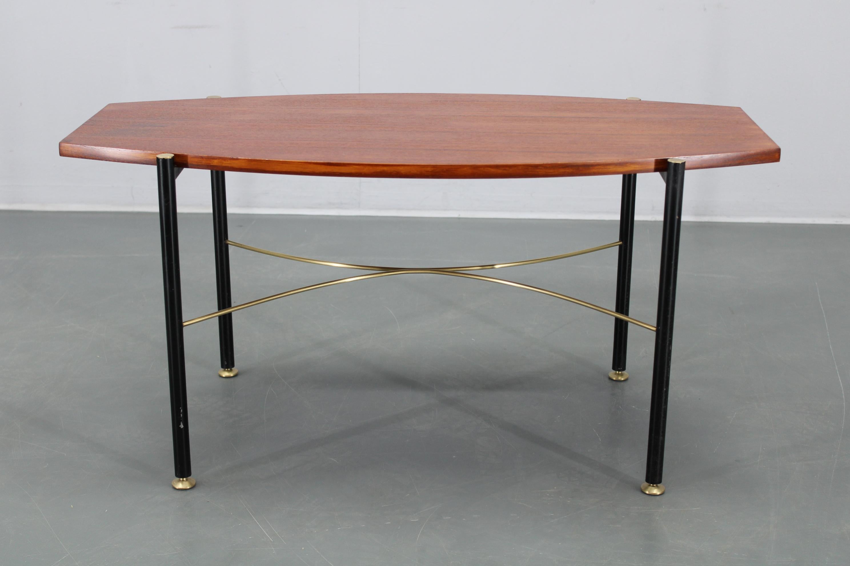 Table basse italienne des années 1970 avec placage de teck, base en métal et laiton en vente 8