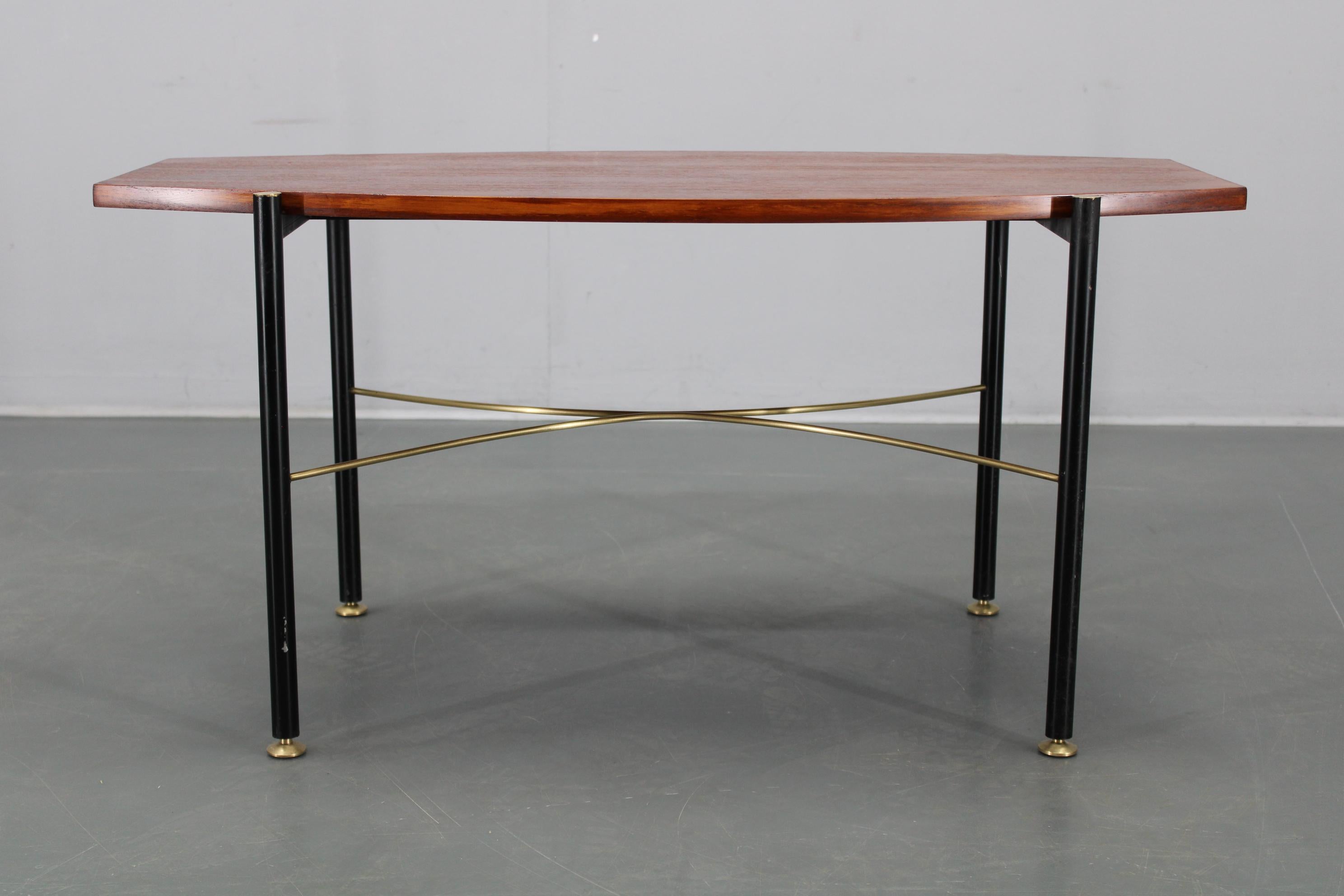 Table basse italienne des années 1970 avec placage de teck, base en métal et laiton en vente 9