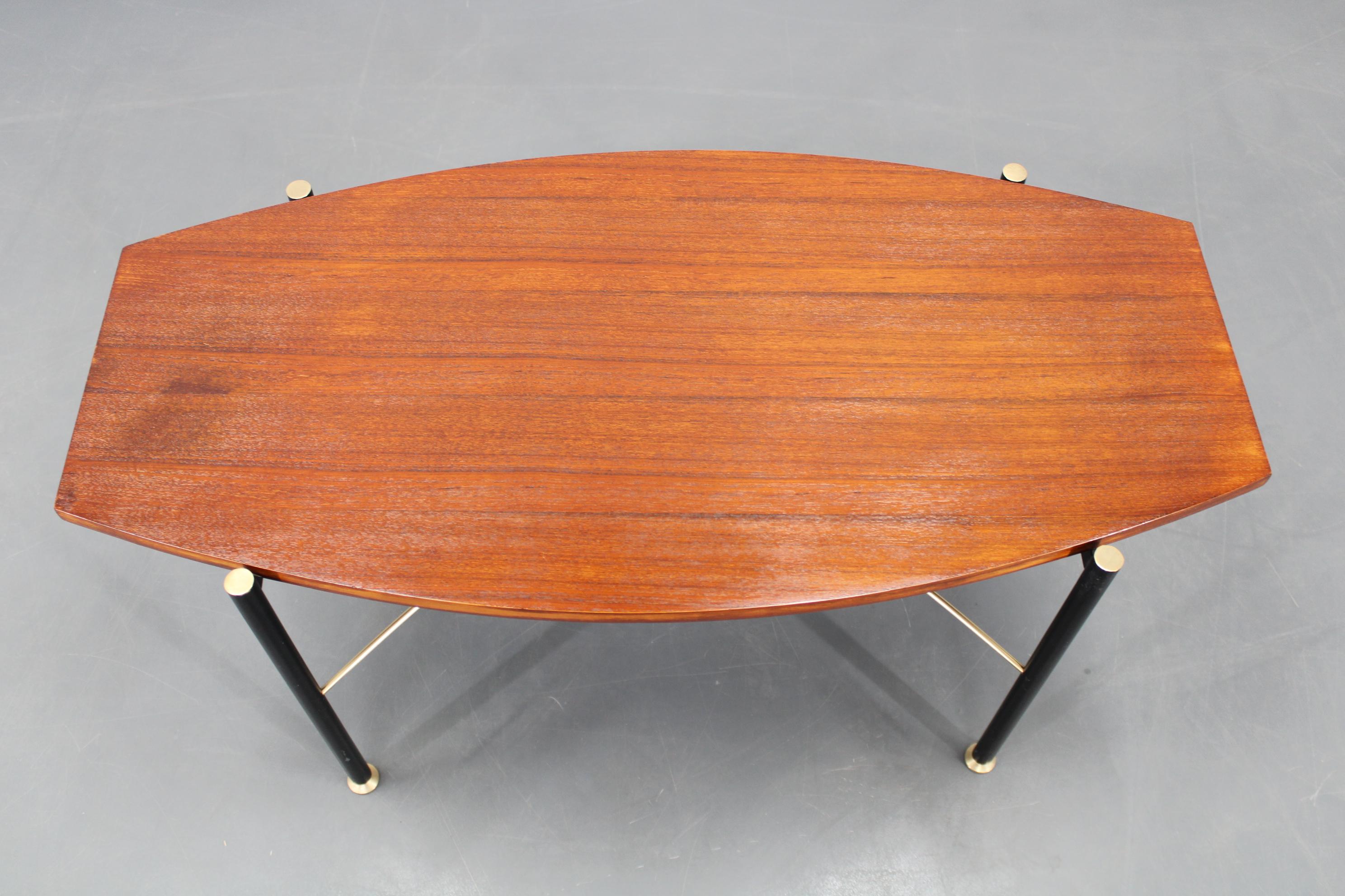 Table basse italienne des années 1970 avec placage de teck, base en métal et laiton en vente 10