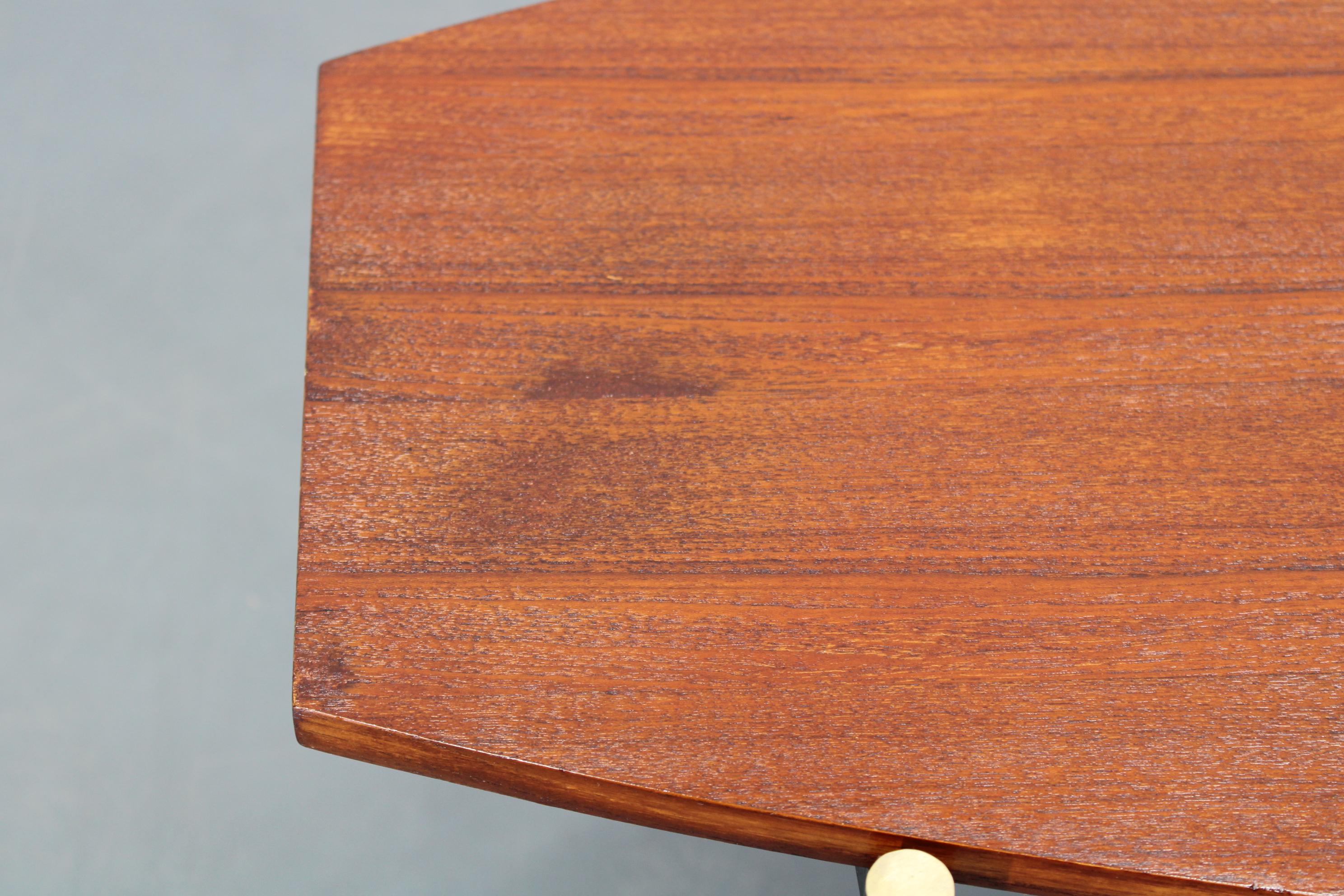 Table basse italienne des années 1970 avec placage de teck, base en métal et laiton en vente 11