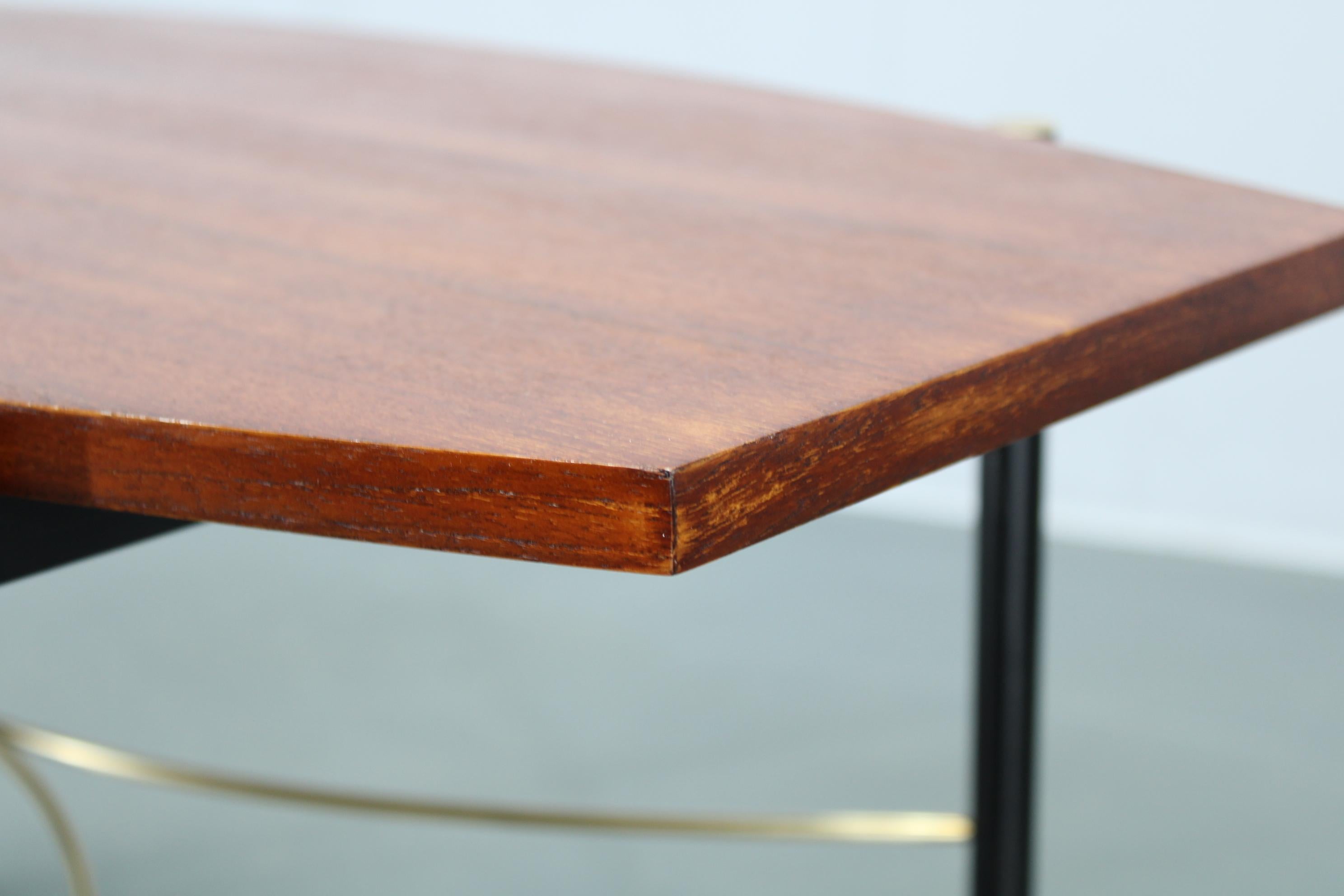 Art déco Table basse italienne des années 1970 avec placage de teck, base en métal et laiton en vente